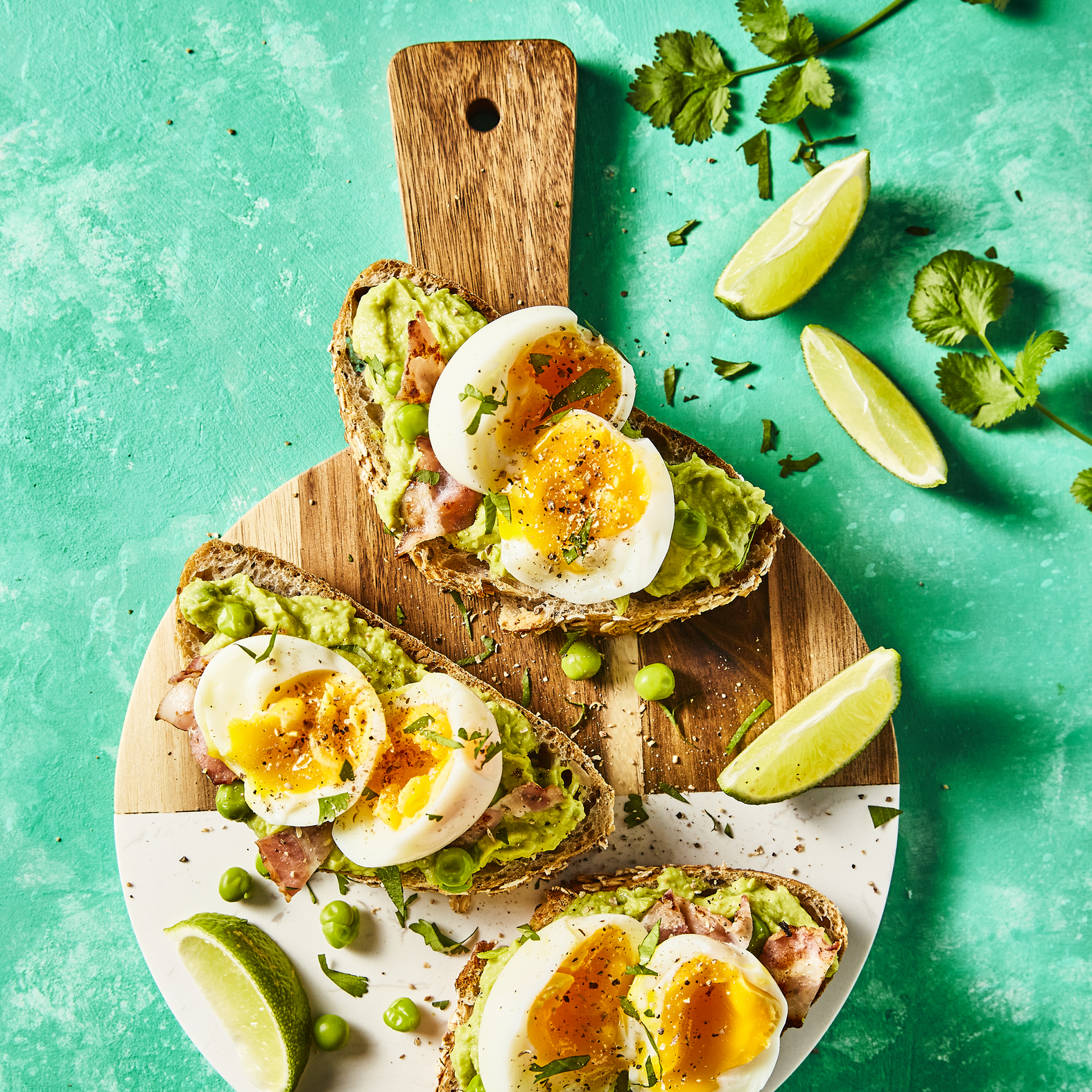 Avocadotoast met erwtjes