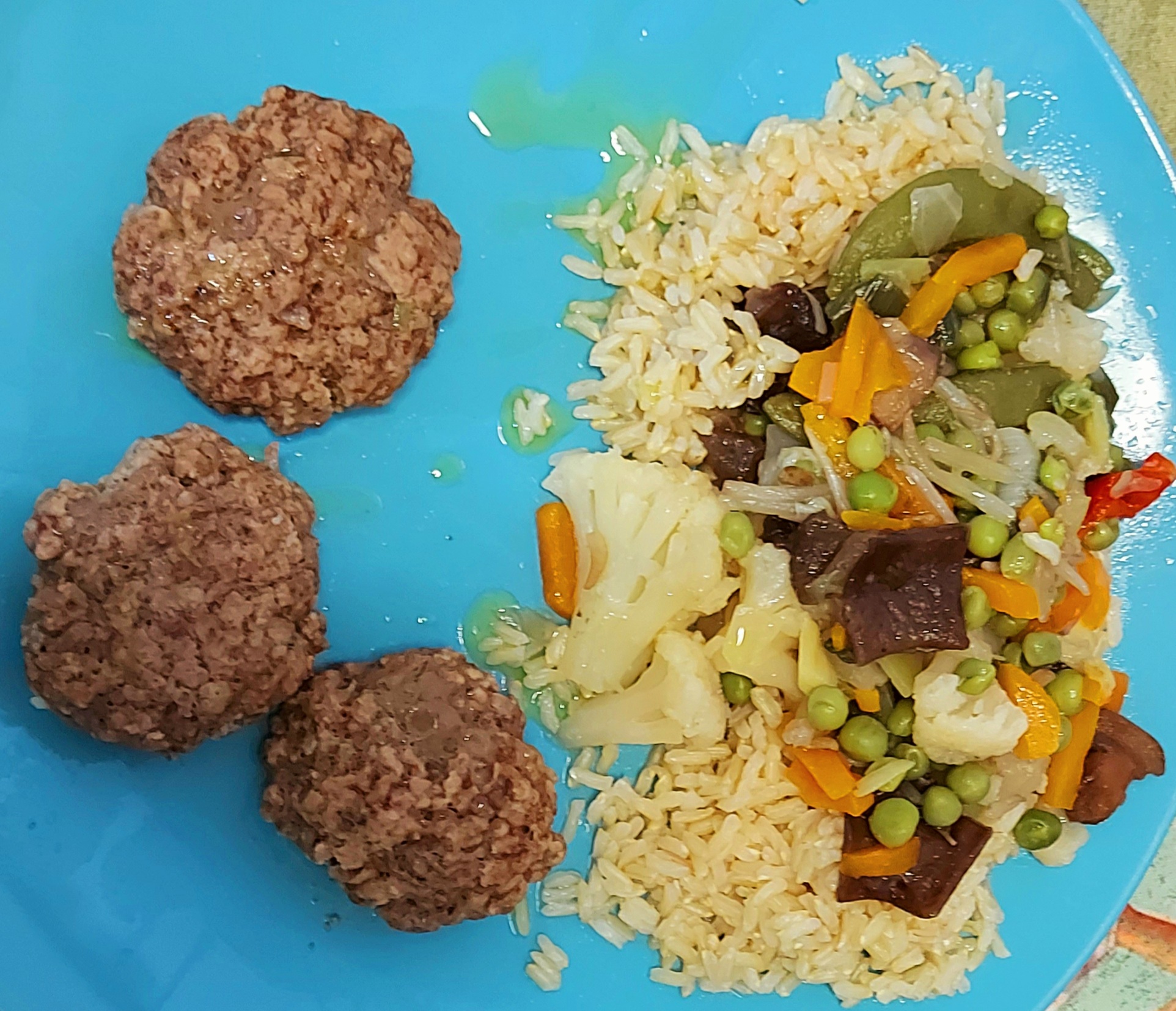Hamburger fatti in casa con mix di verdure asiatico cotto al vapore e riso integrale