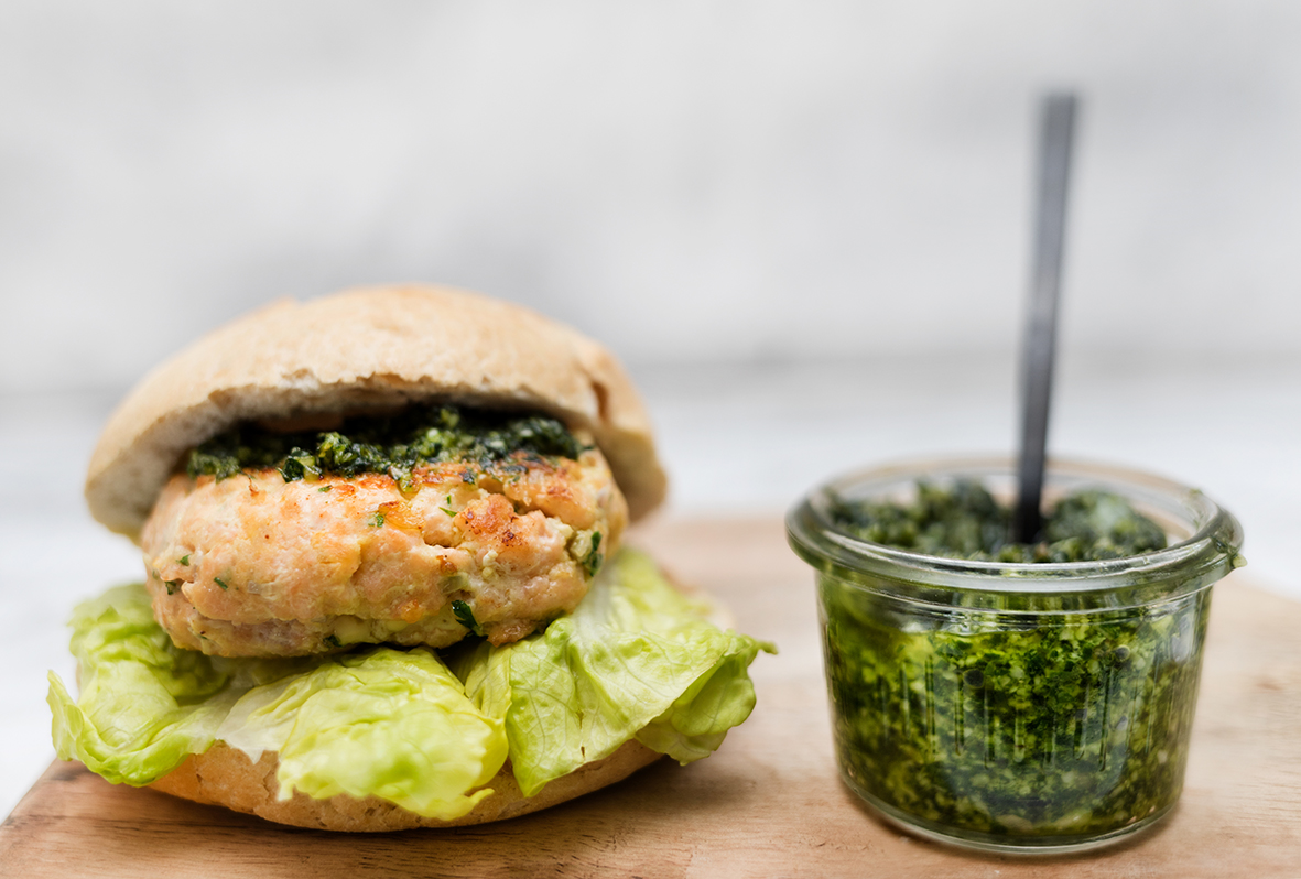 Hamburguesas de salmón con pesto