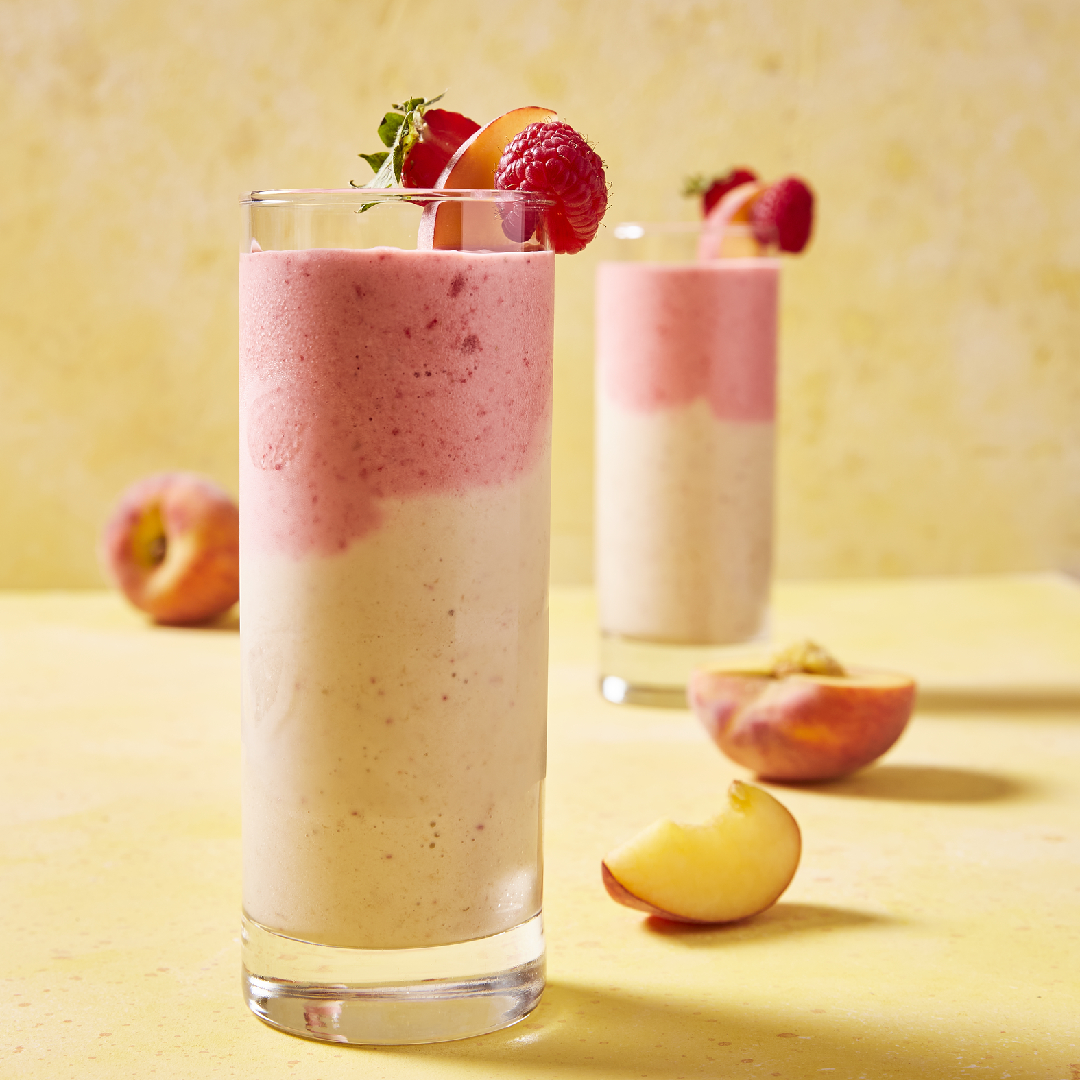 Smoothie cremoso de pêssego e frutos vermelhos