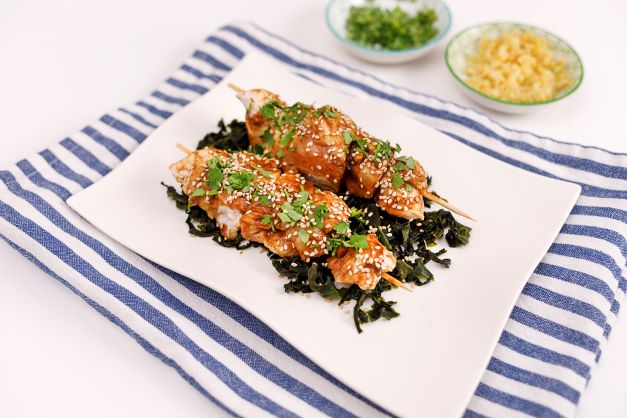 Brochetas de pollo con salsa de miso y ensalada de Wakame