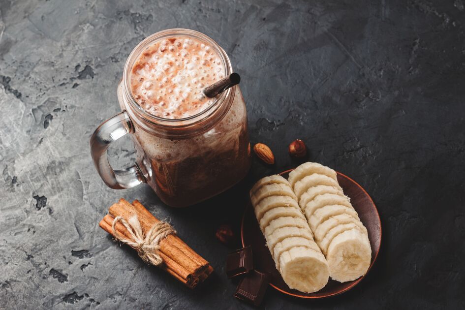 Batido com leite de avelã, banana, xarope de agave e canela