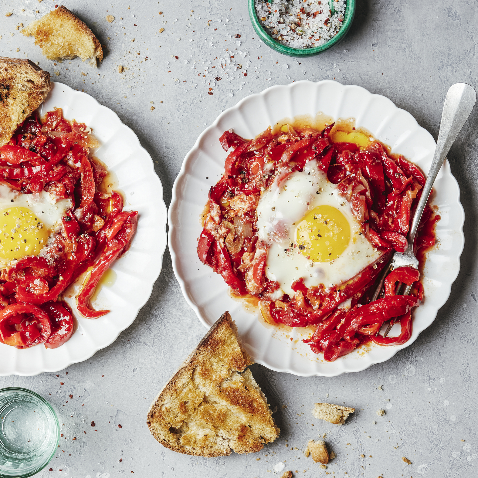 Shakshuka met eieren en paprika