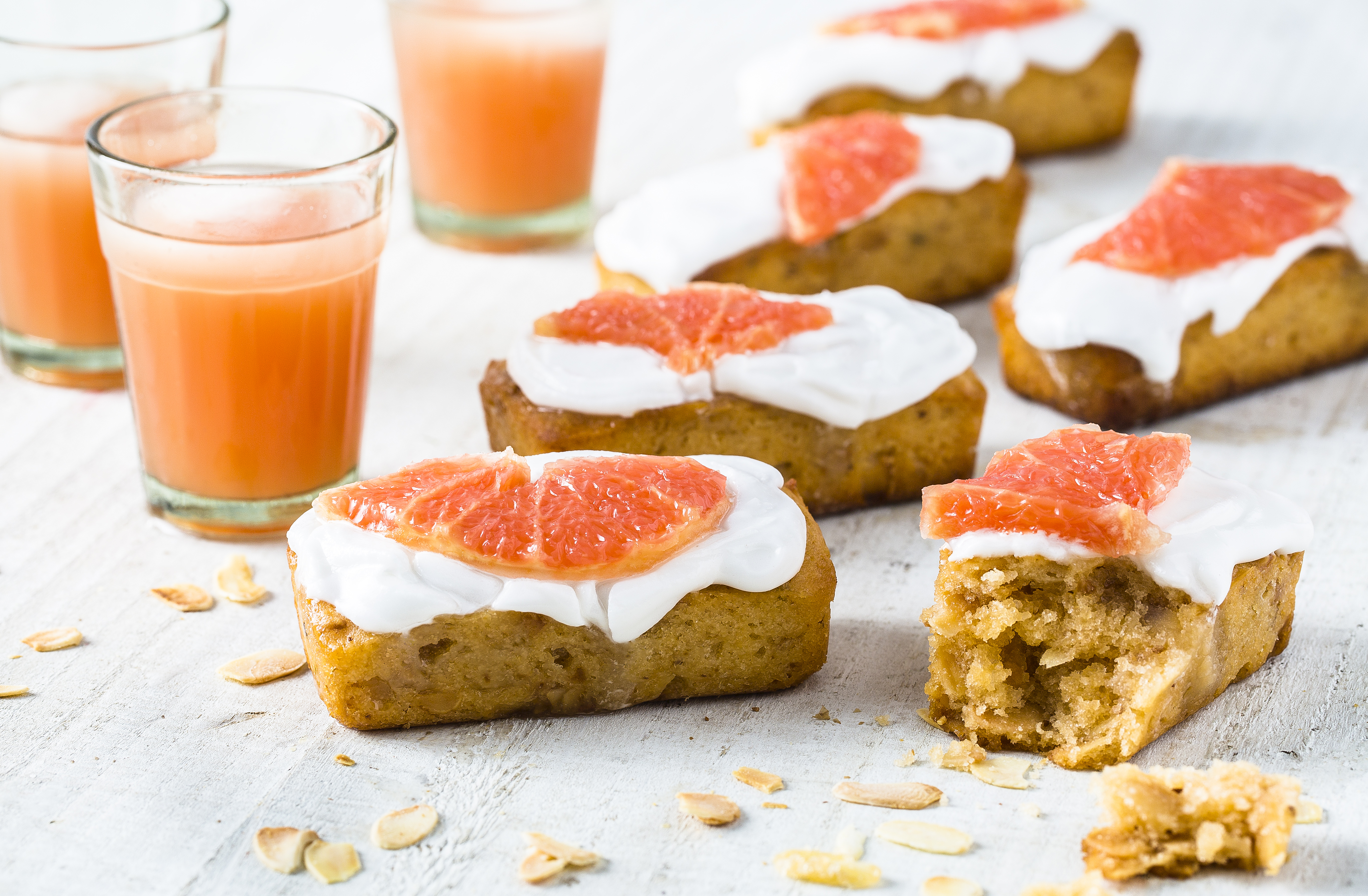 Cakejes met grapefruit en amandelschaafsel