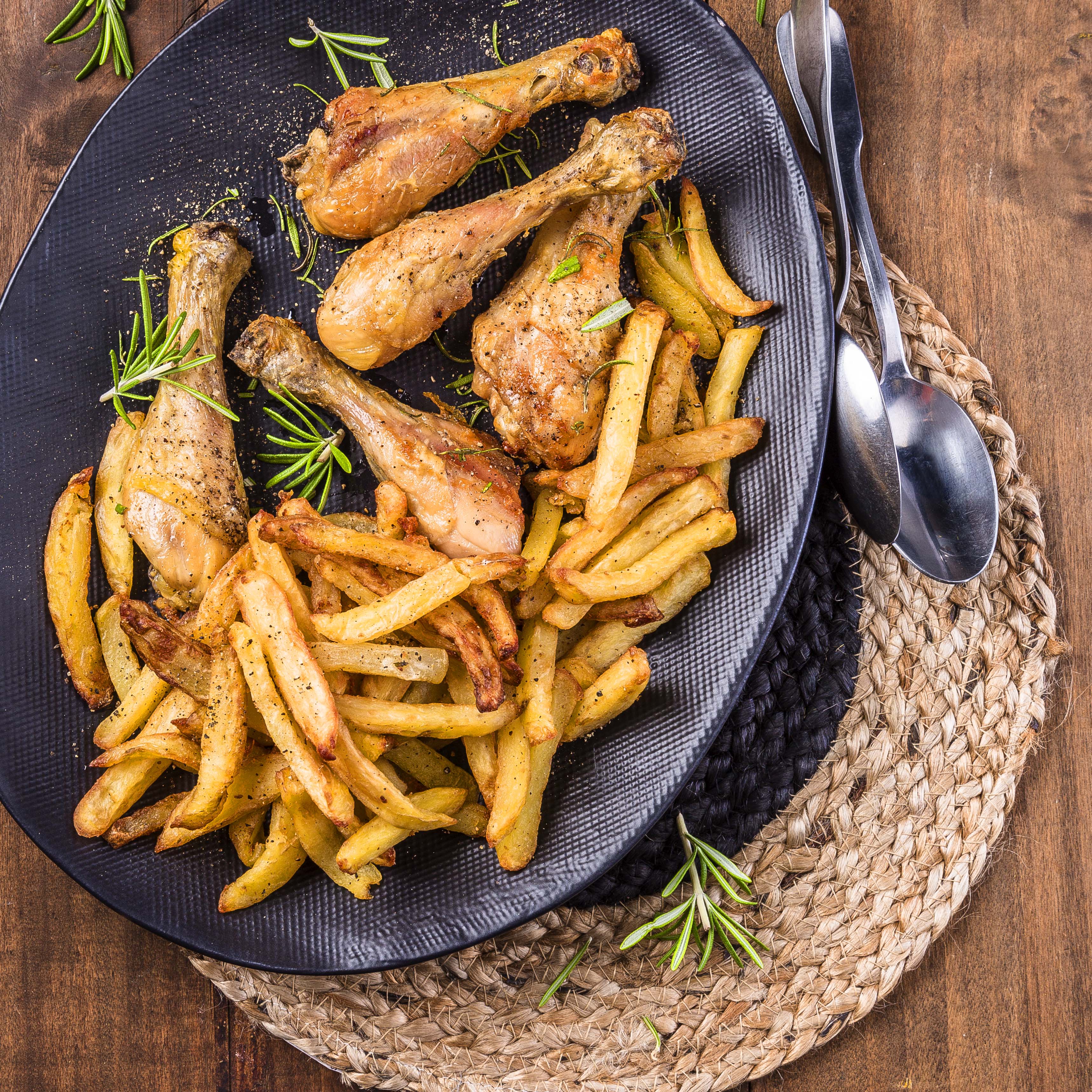 Hähnchenkeulen, selbstgemachte Pommes frites