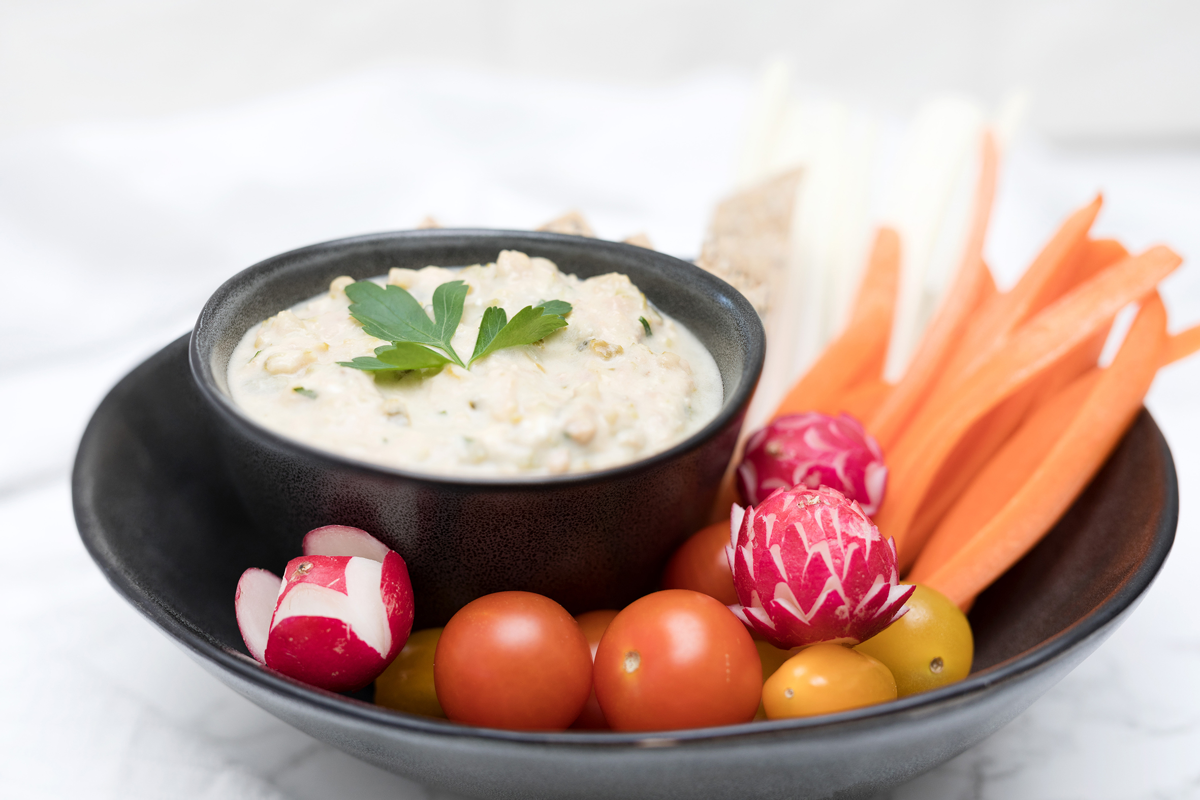 Dip de atún, aceitunas y cebollino con verduritas