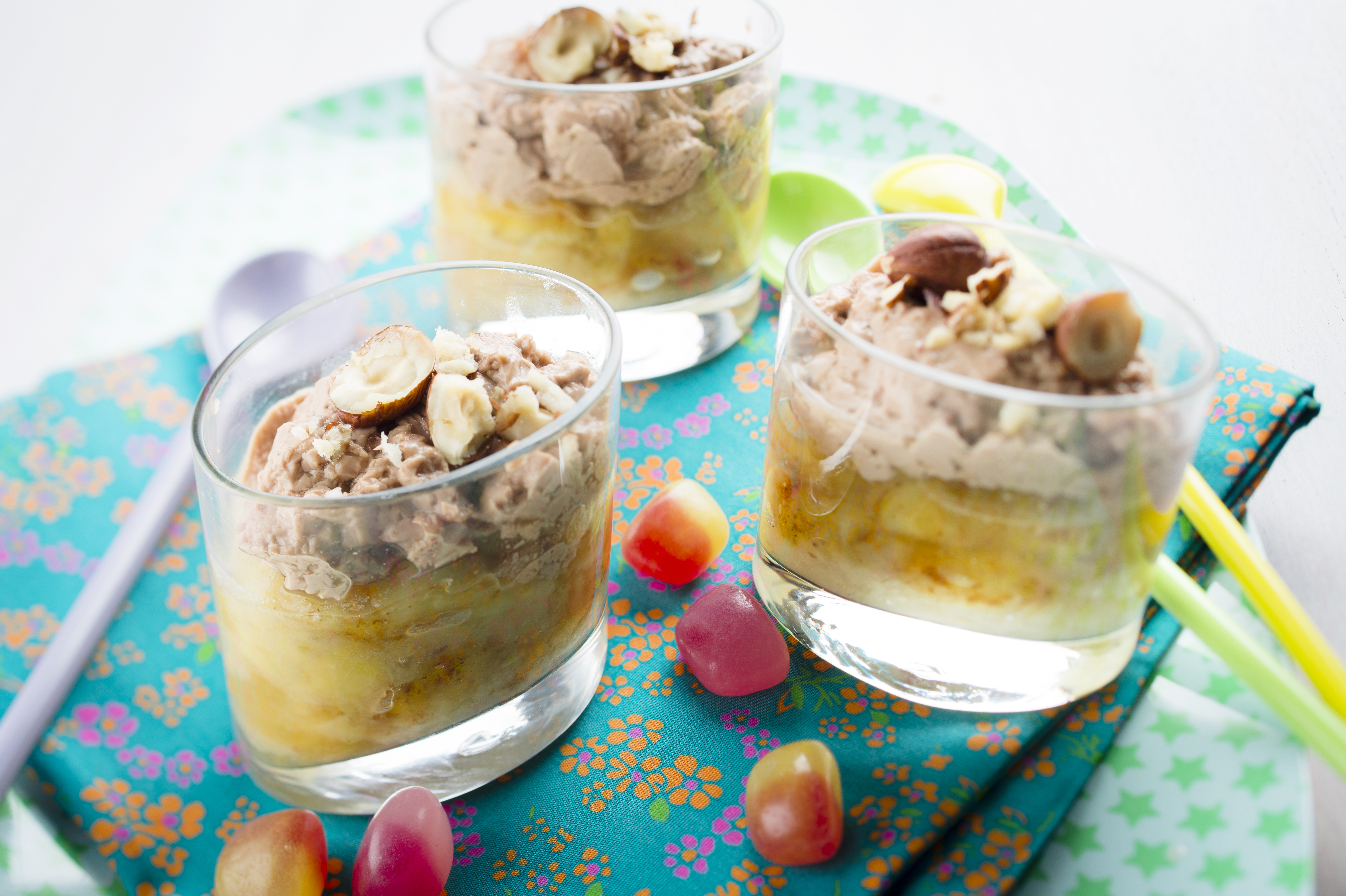 Vasetti con banane e cacao
