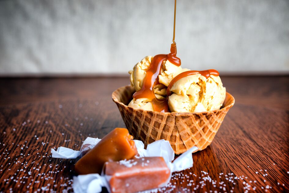 Veganes Eis mit Dattelkaramell