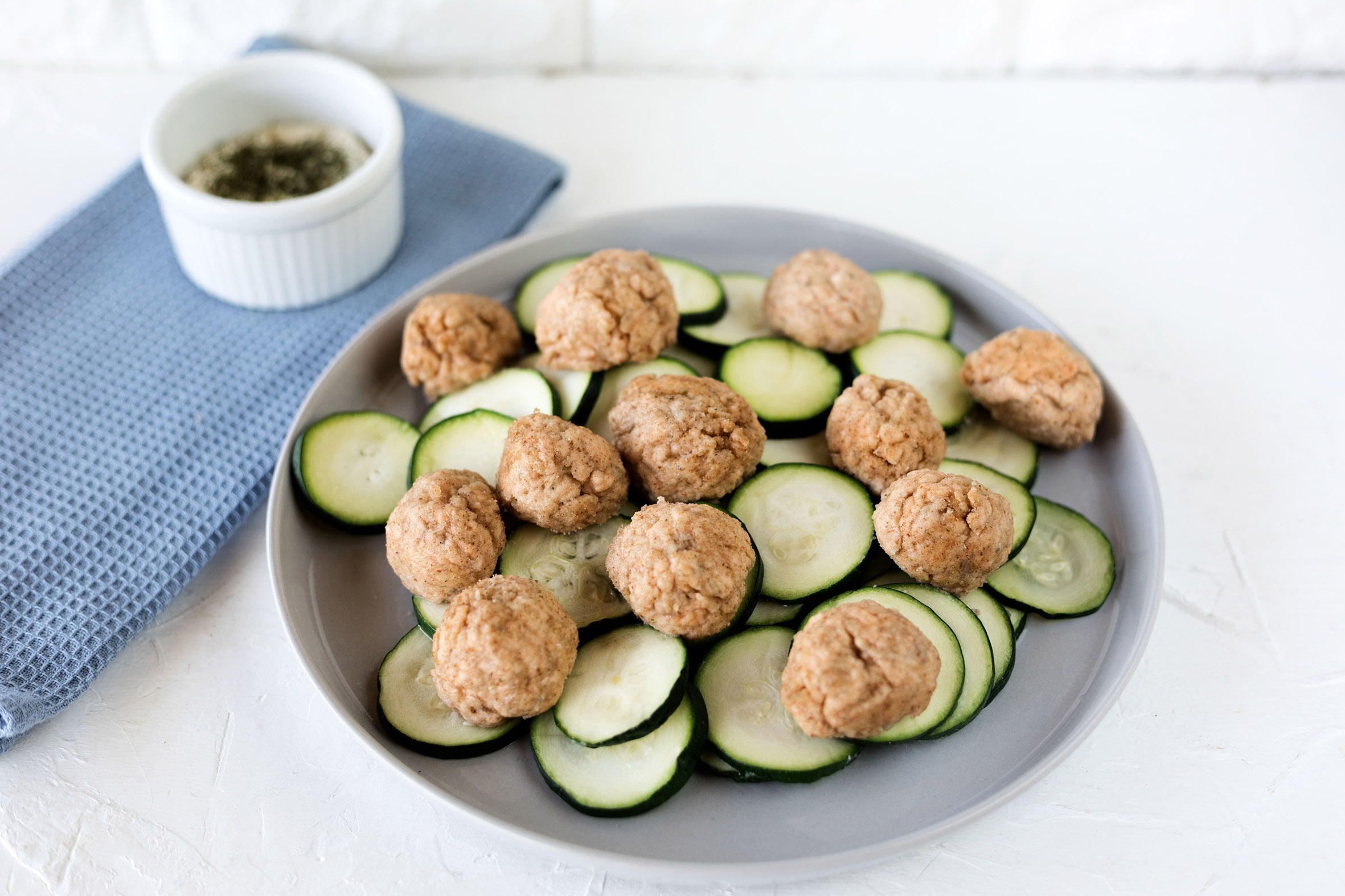 Albóndigas de salmón con calabacines al vapor