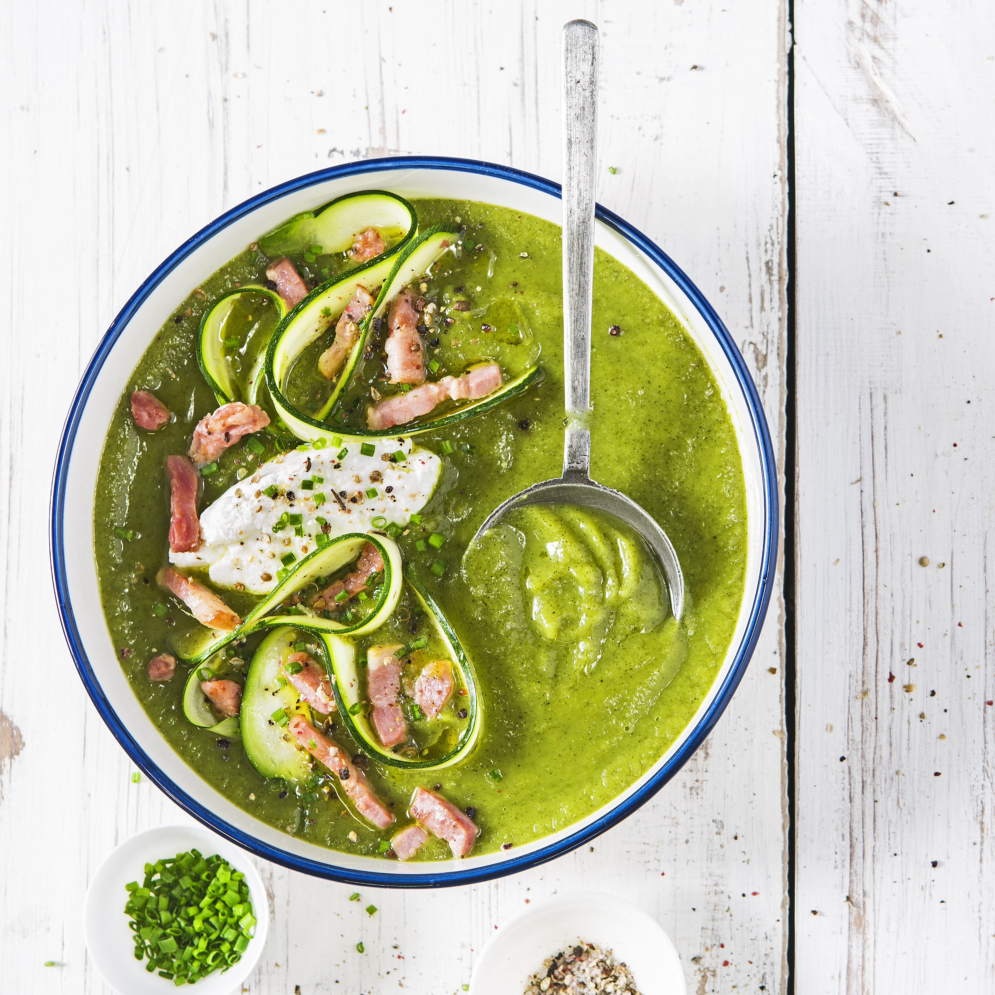 Zuppa di zucchine con formaggio di capra e pancetta