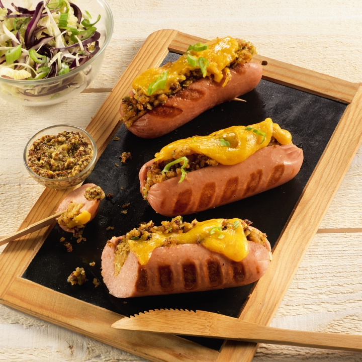 Gefüllte Würstchen mit Äpfeln und Cheddarkäse