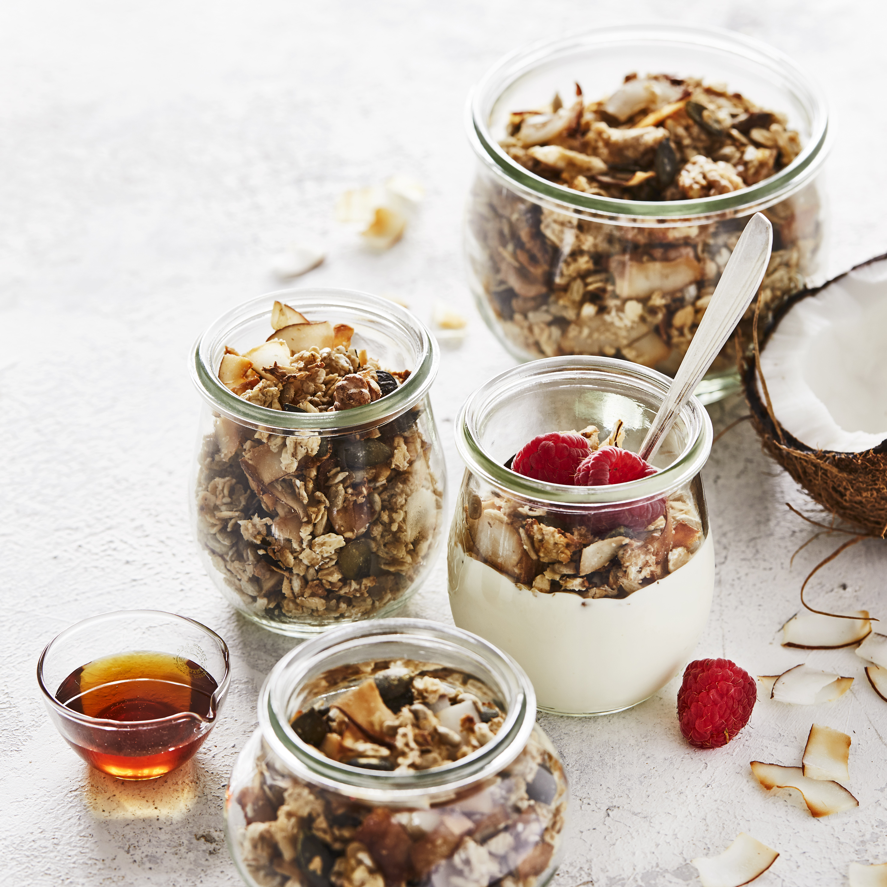 Hausgemachtes Müsli mit Walnüssen und Kokosnuss
