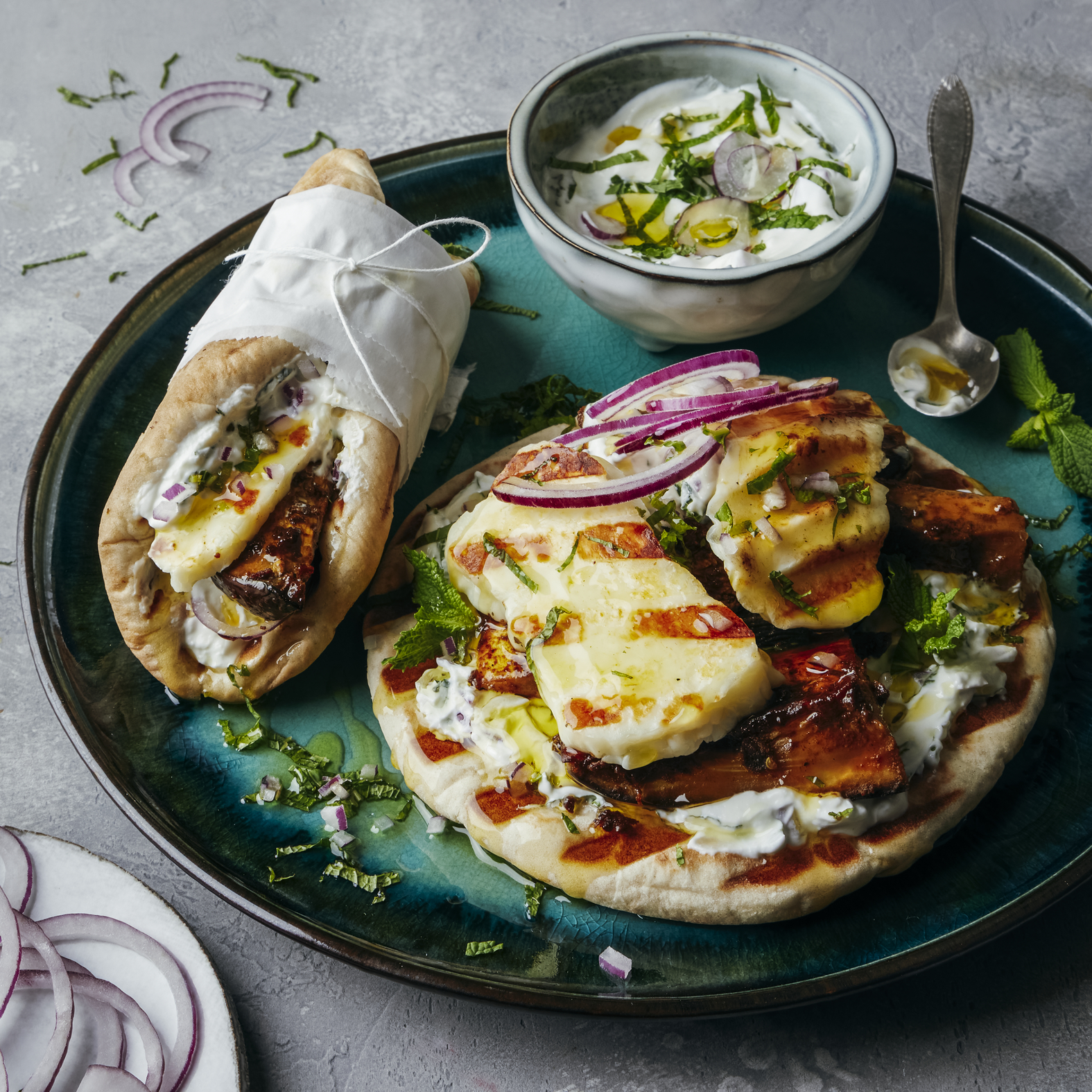 Melanzane alla griglia e wrap di halloumi con salsa yogurt