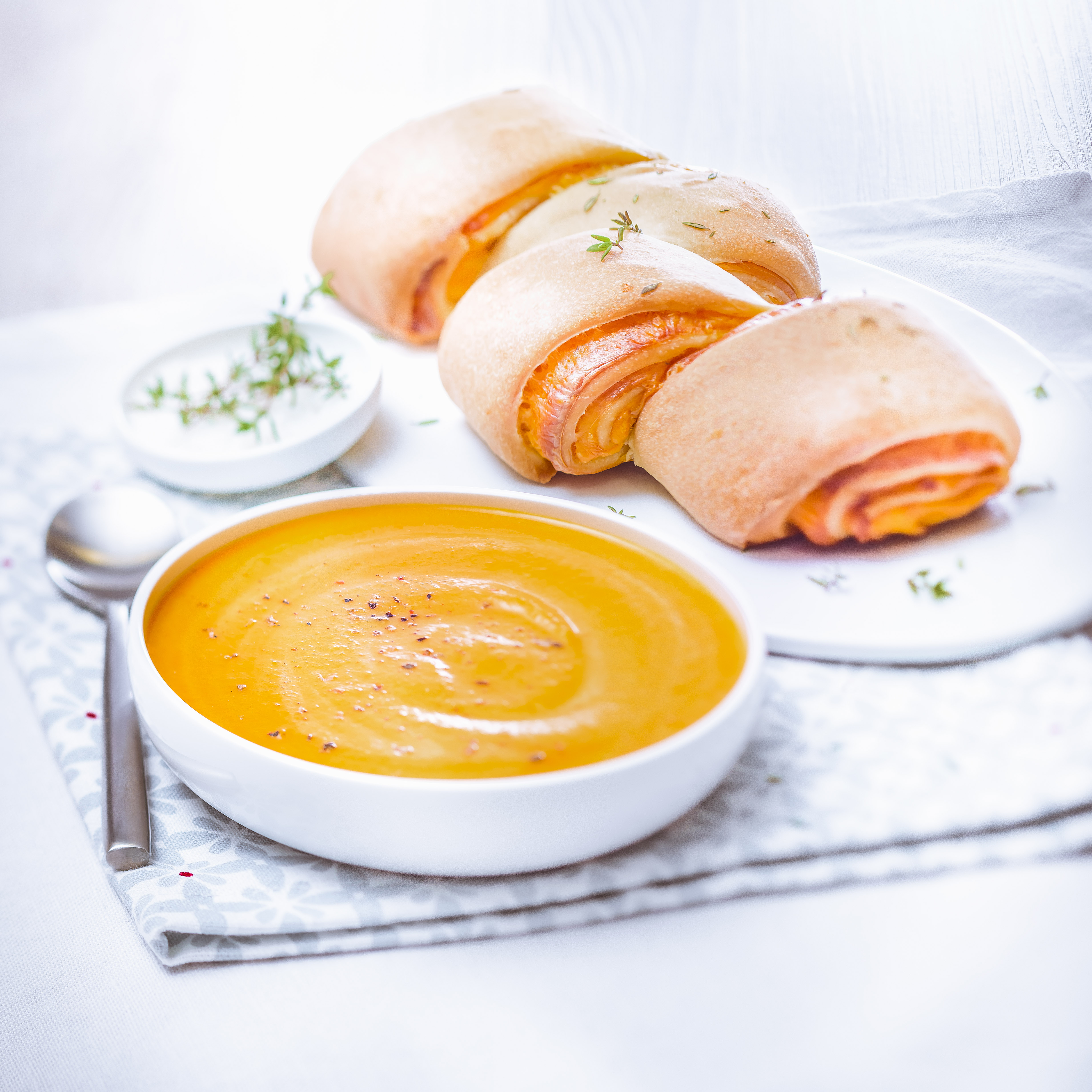 Sopa de zanahoria y jengibre con pan de cheddar y tomillo