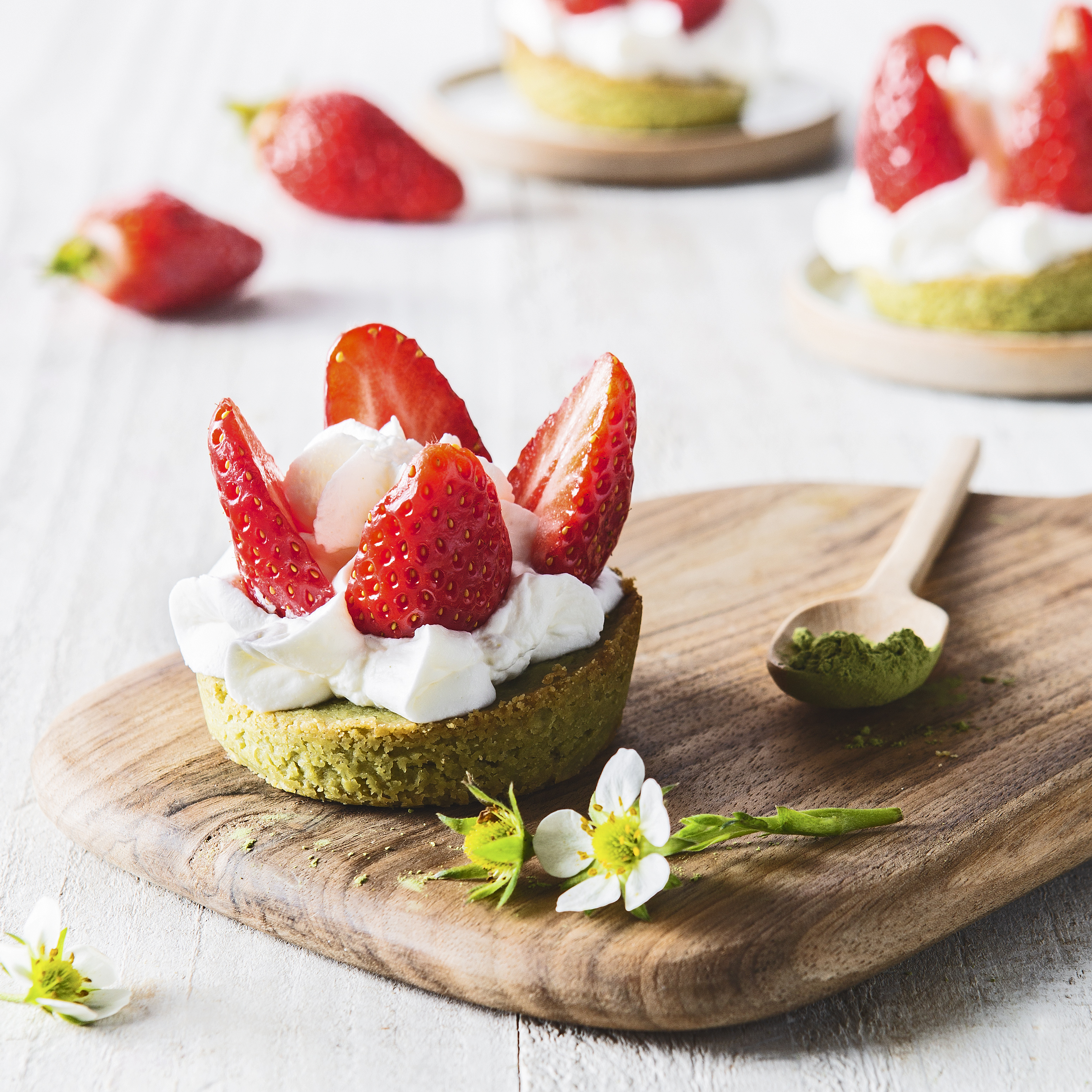 Erdbeeren und Matcha-Minikuchen