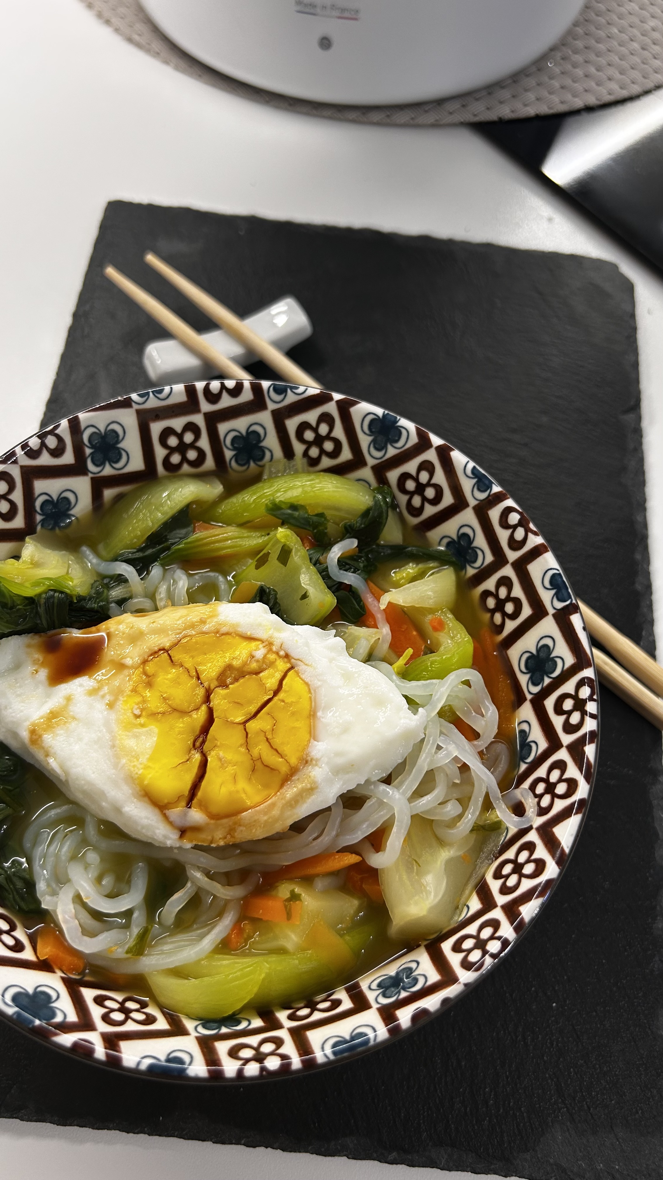 Pak Choi in zuppa con noodles