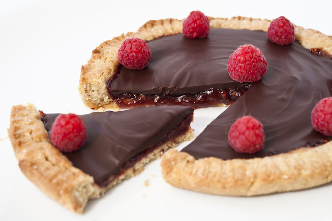 Frolla alle mandorle con i lamponi e il cioccolato