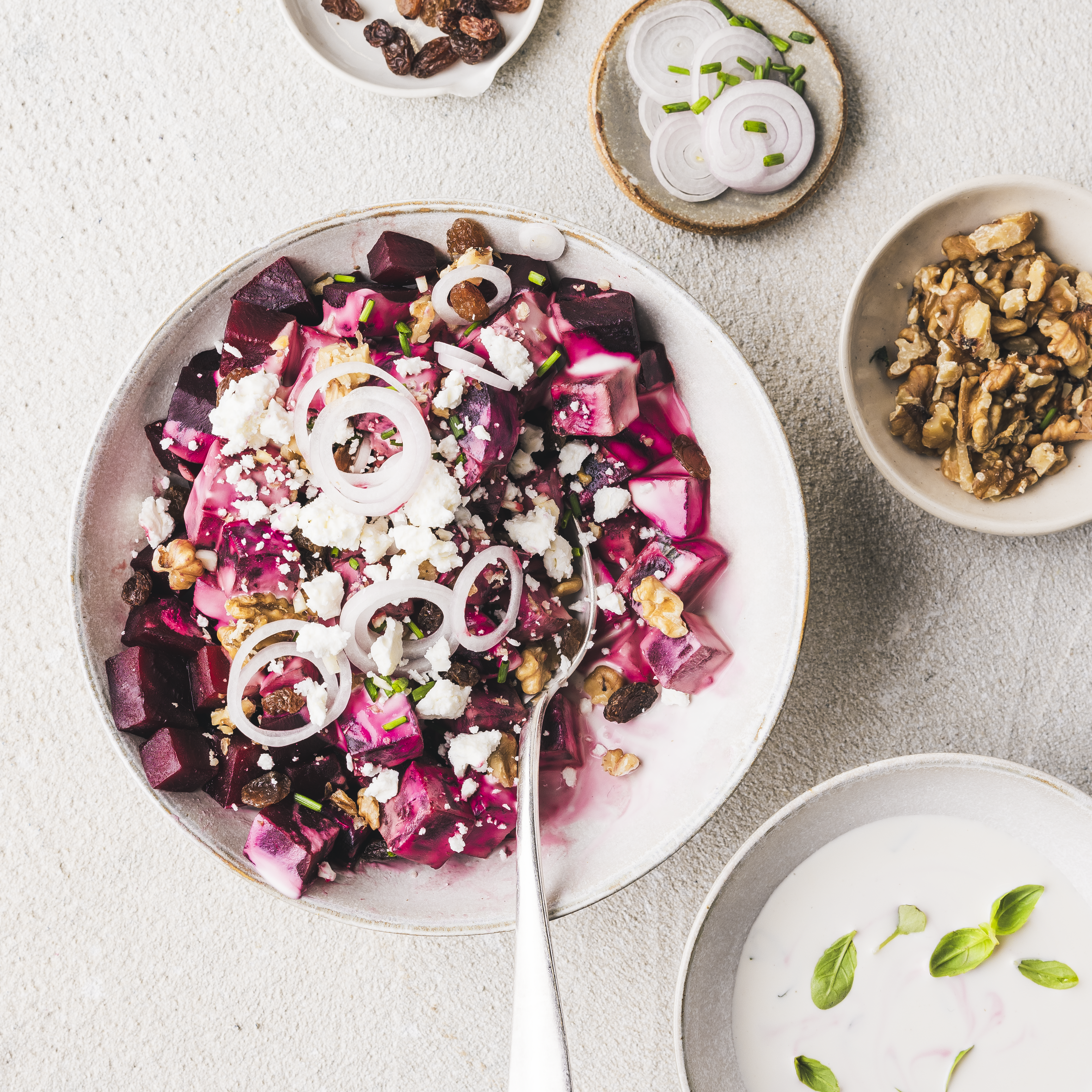 Insalata di barbabietola al vapore con feta, noci e uva sultanina