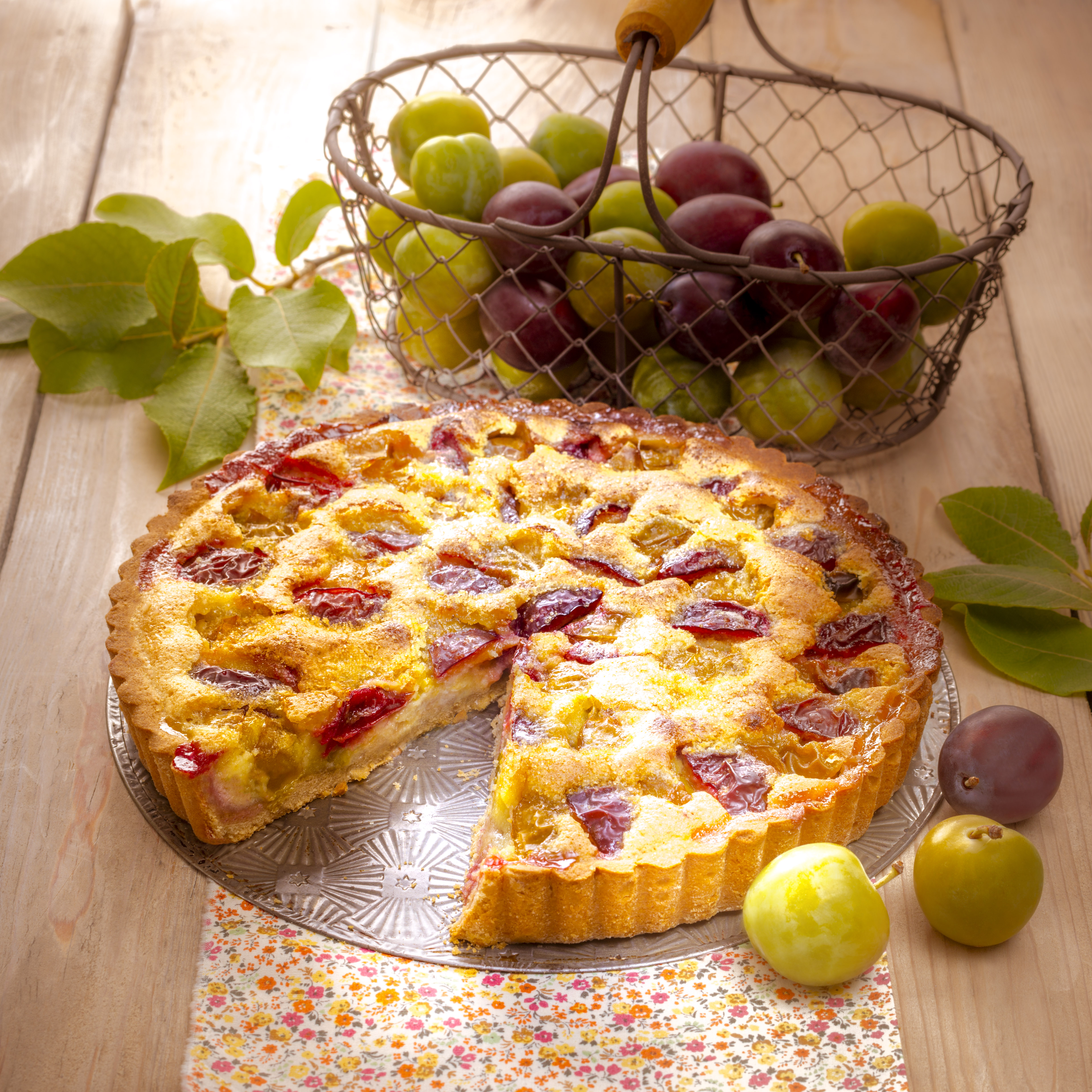 Tarta de almendras con ciruelas
