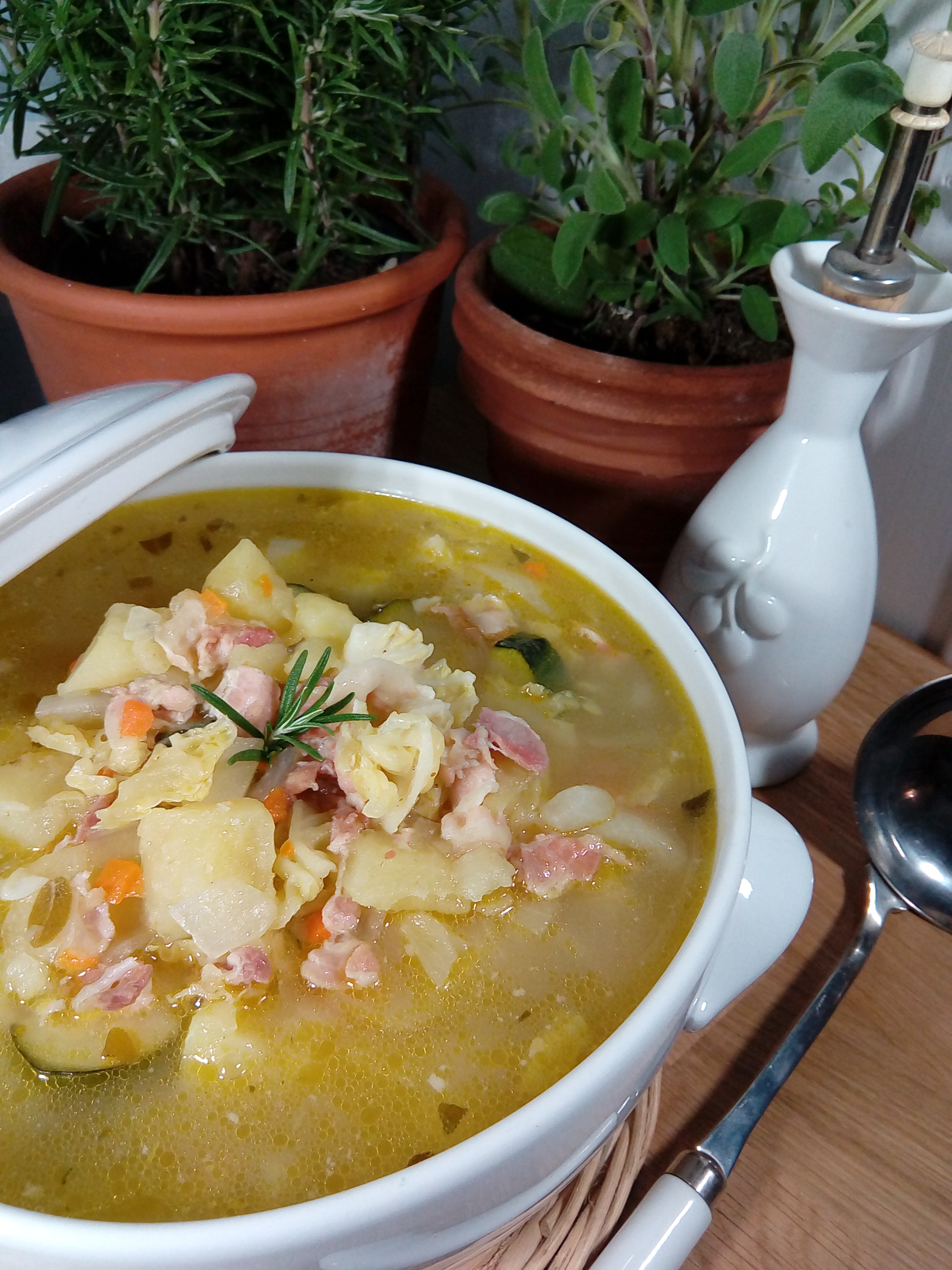 Zuppa con verza , patate e bacon