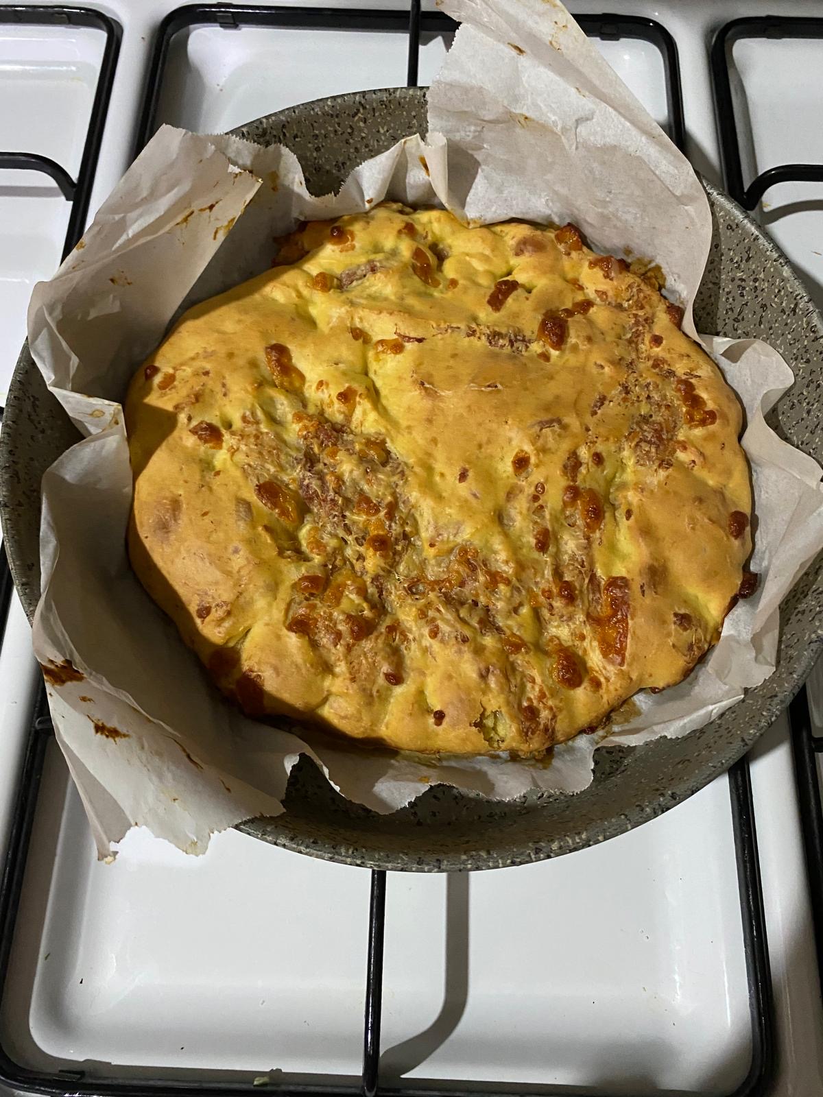Torta salata con crudo e mozzarella