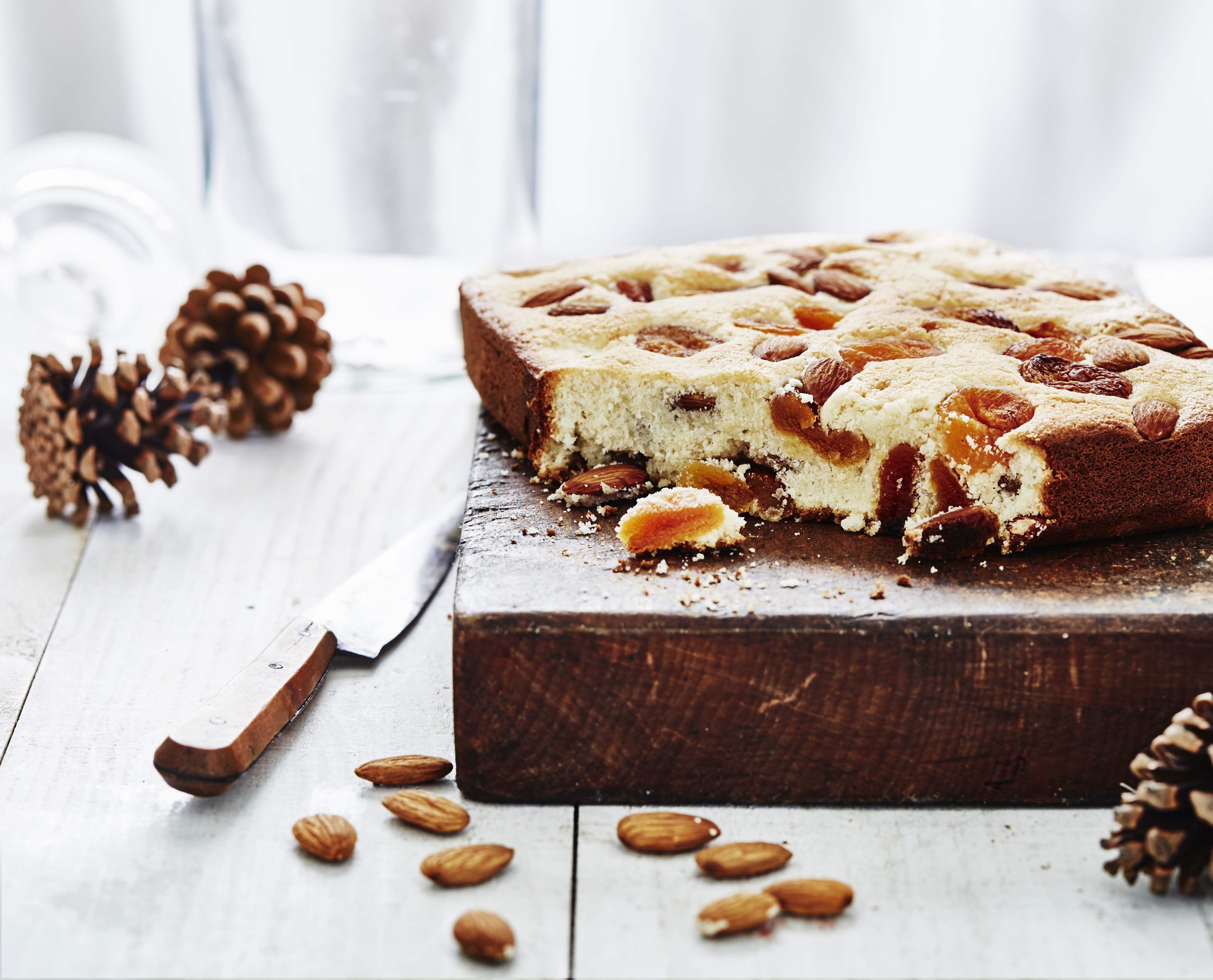 Amandelcake met gedroogde abrikozen
