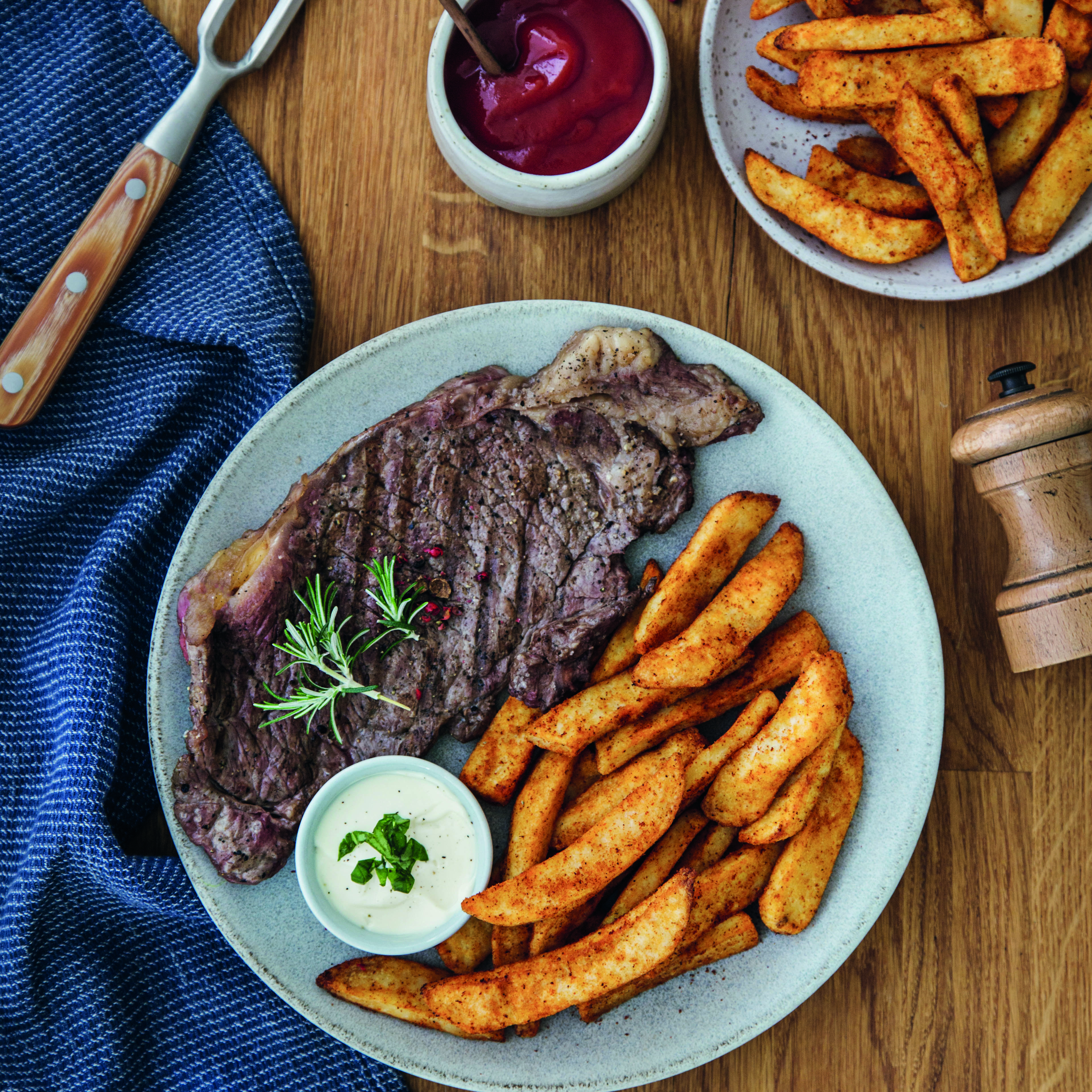 Gegrillte Steaks mit Tiefkühl-Pommes Frites