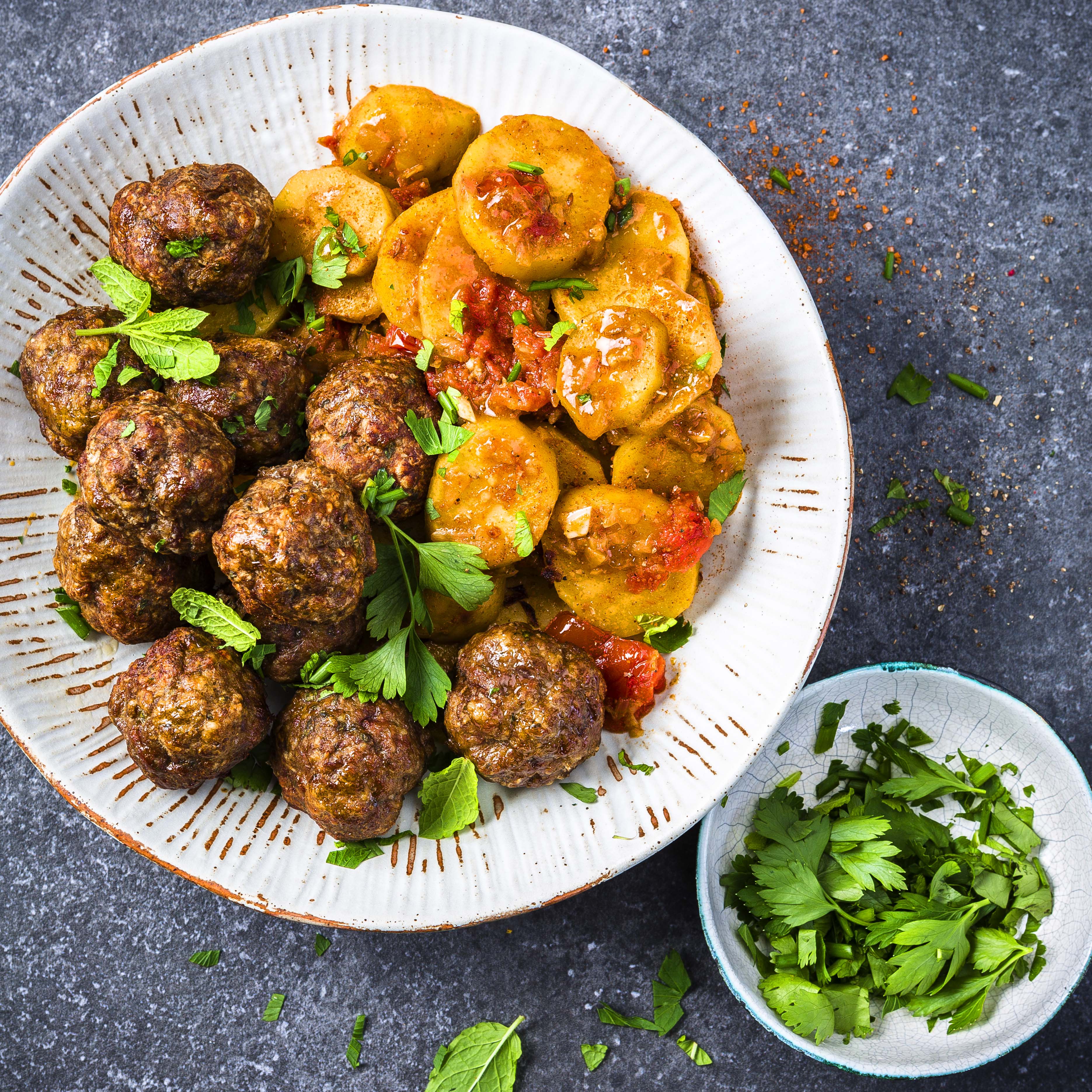 Rindfleisch-Köfte mit würzigen Confit-Kartoffeln