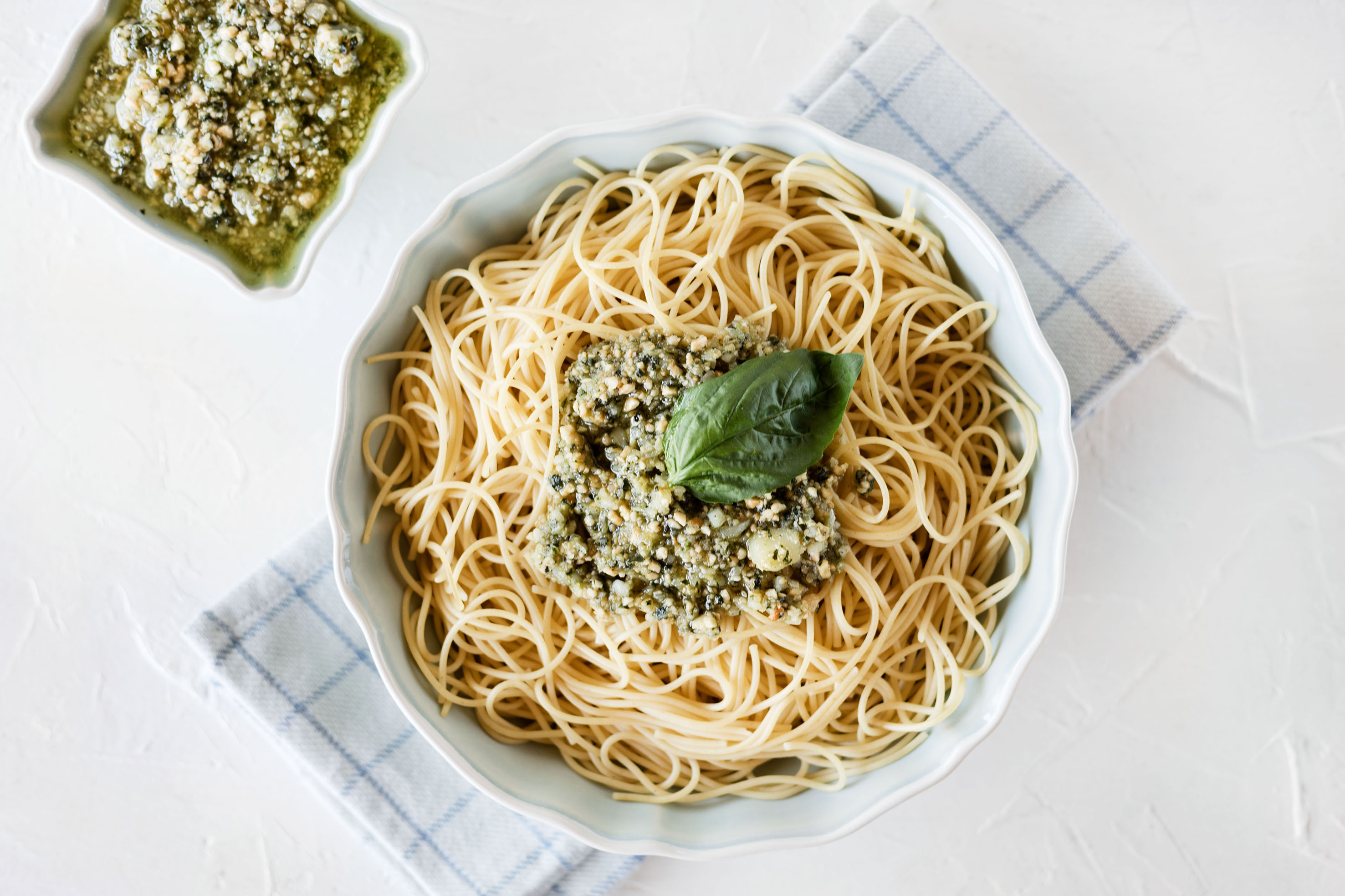 Espaguetis con salsa pesto de anacardos