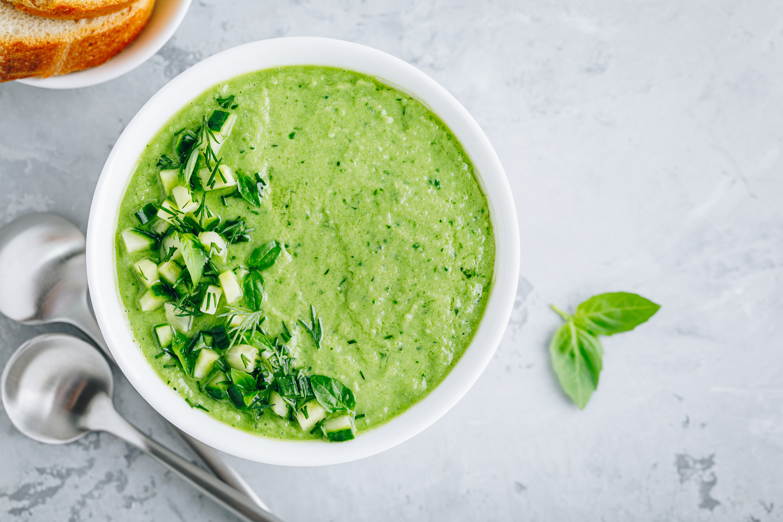 Verfrissende gazpacho van groene appel en basilicum