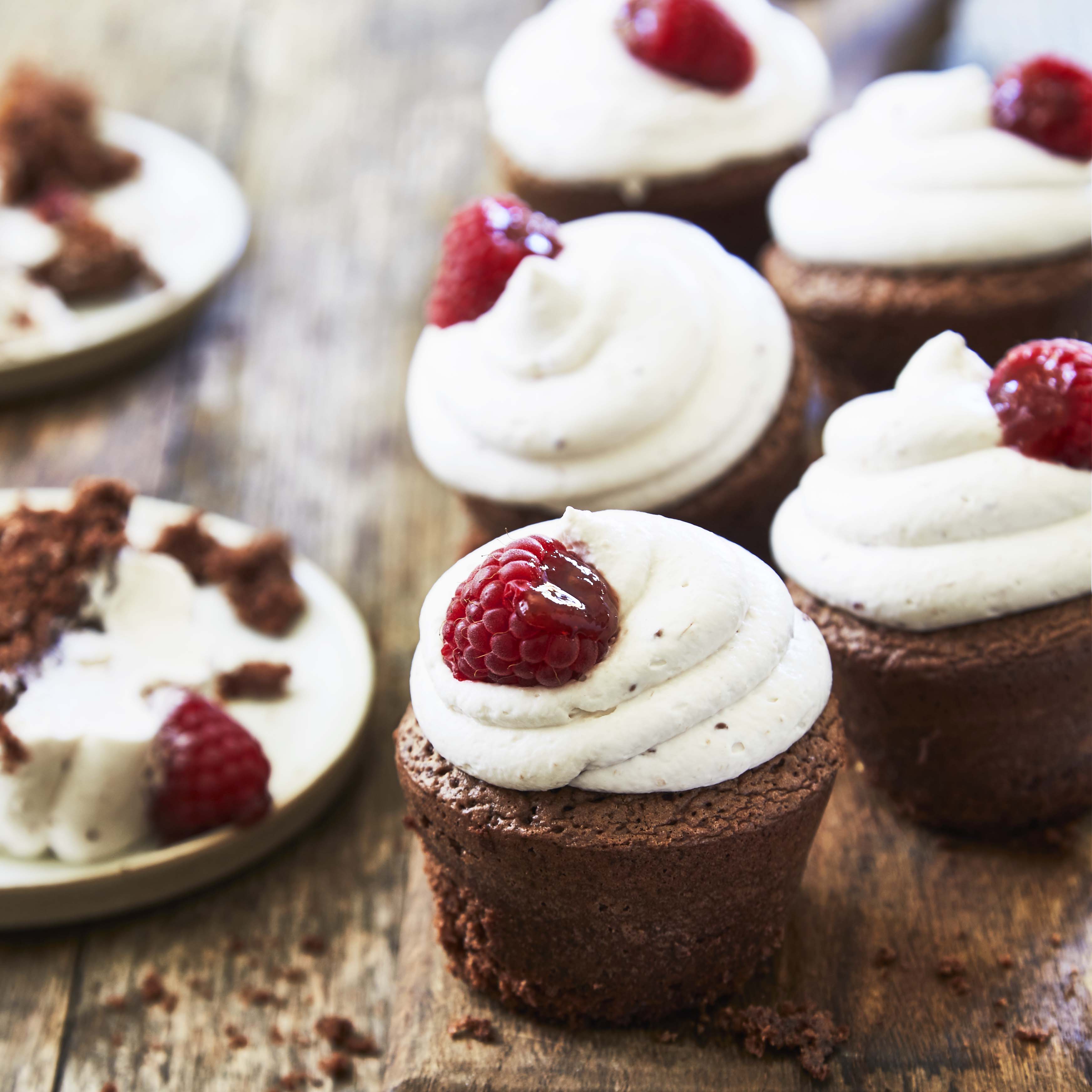 Cupcakes met chocolade en frambozen