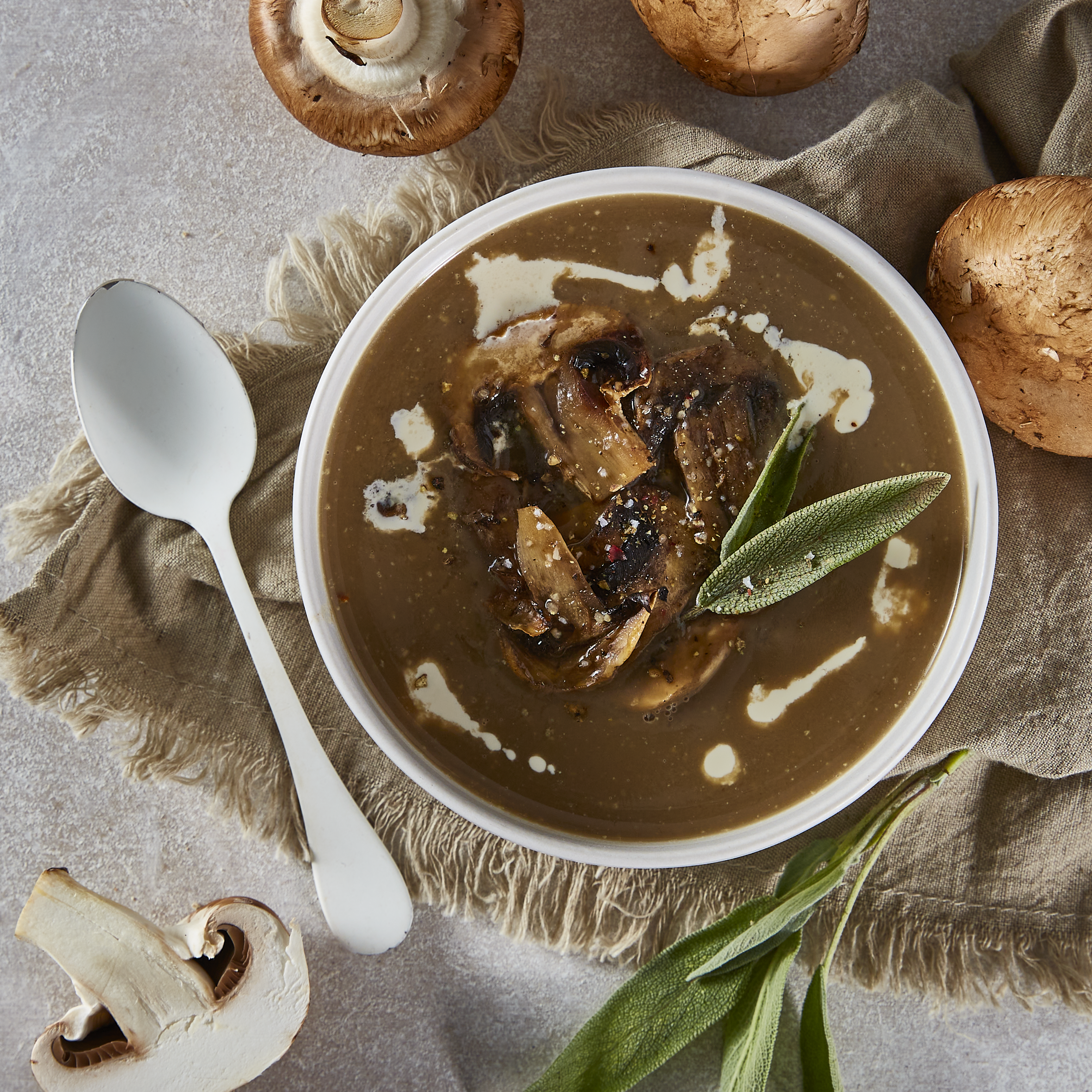 Sopa de champiñones con salvia