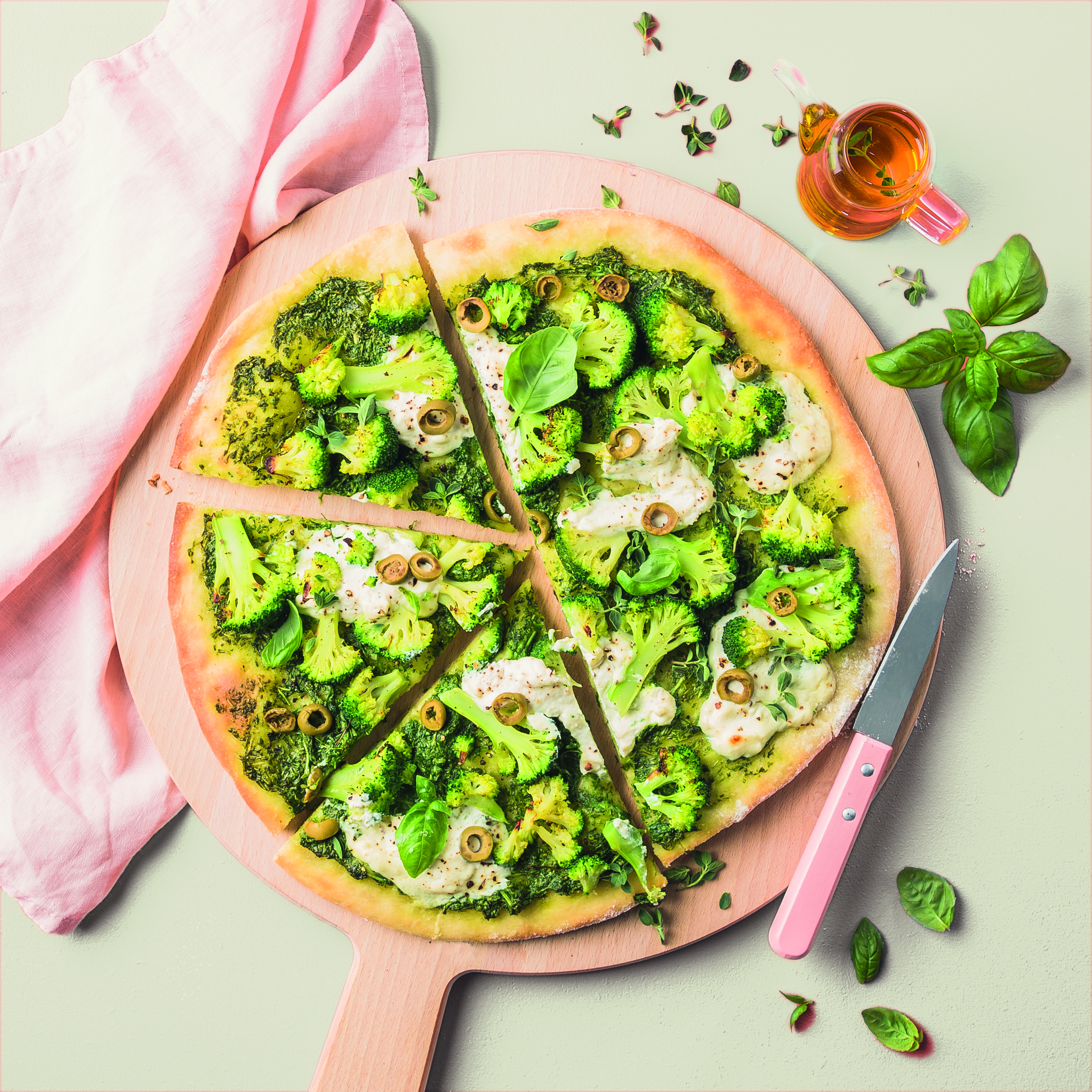 Pizza branca com queijo ricotta e brócolos