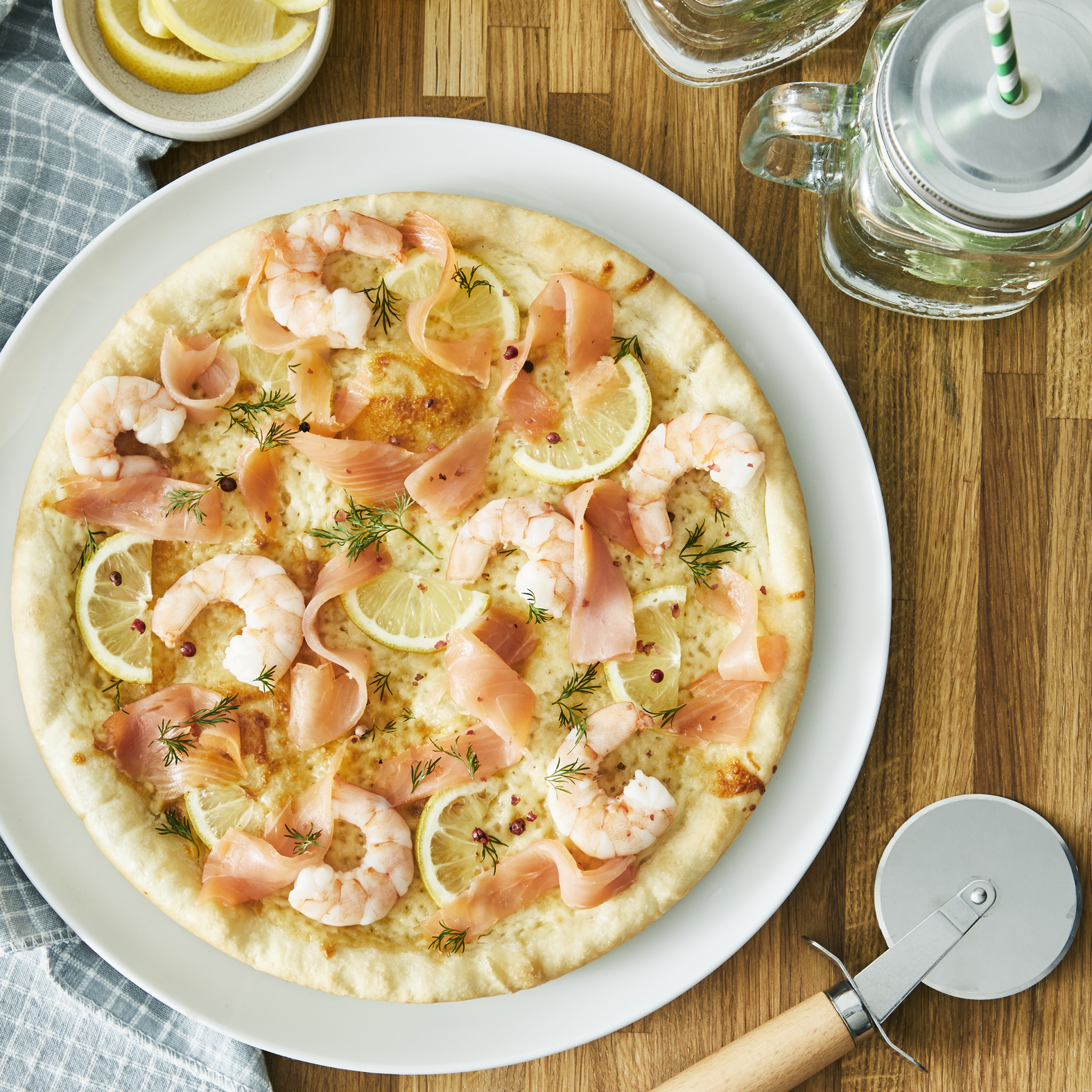 Pizza de salmão norueguês e camarão