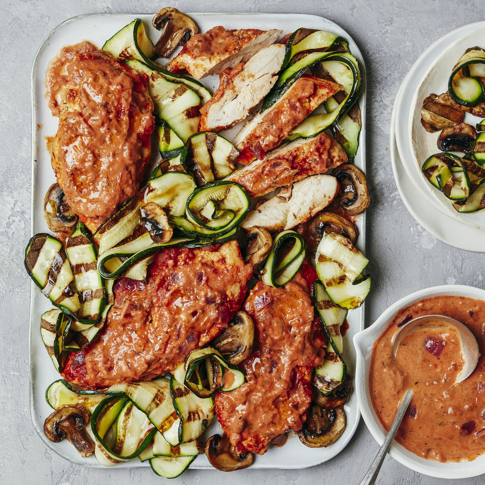 Frango com molho de tomate cremoso e legumes grelhados
