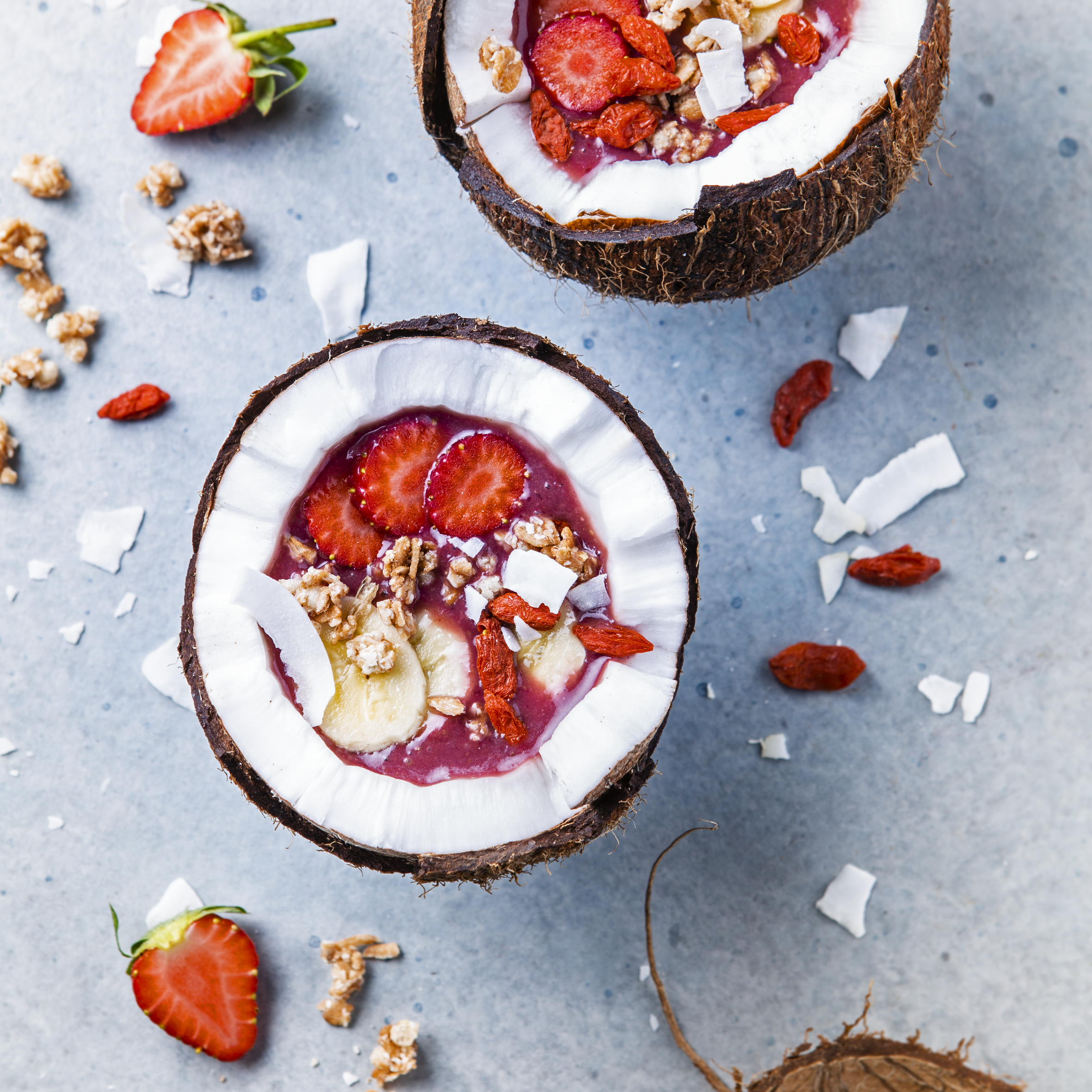 Açaï-Bowl mit Kokosnuss und Goji-Beeren