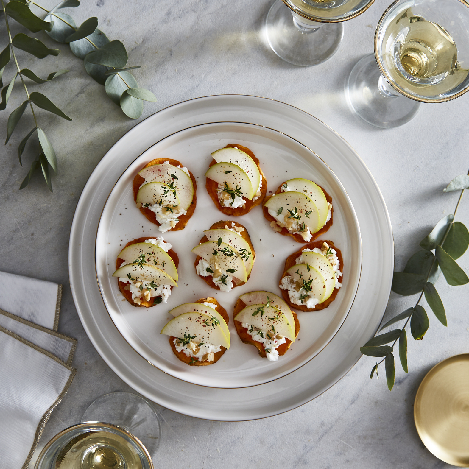 Crostini di patate dolci con formaggio, pera e timo