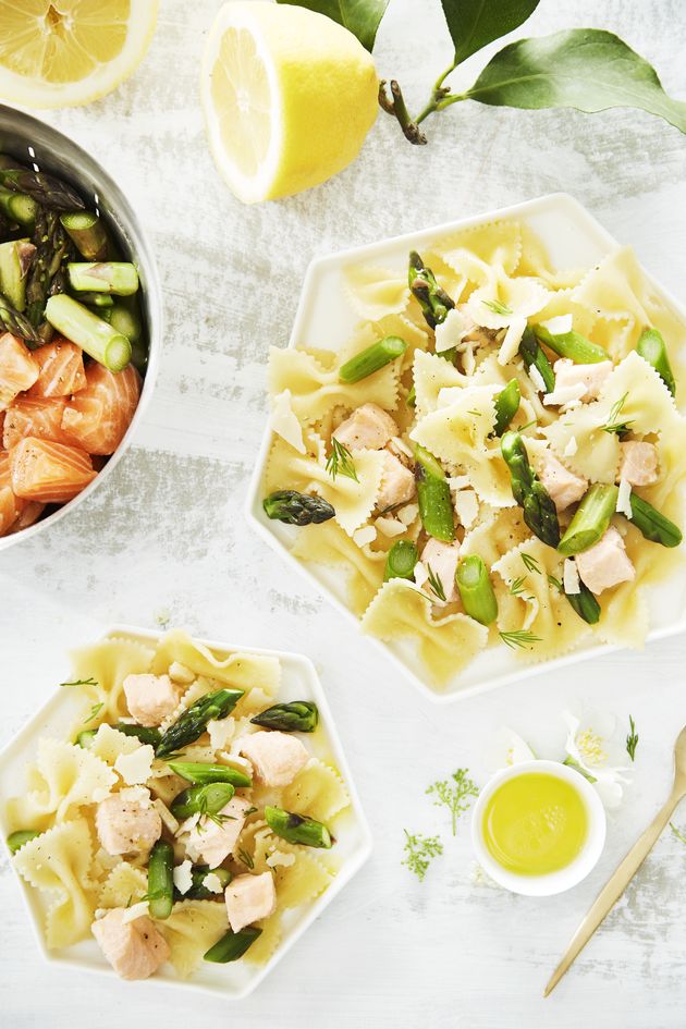 One pot pasta de espárragos con salmón y salsa de limón