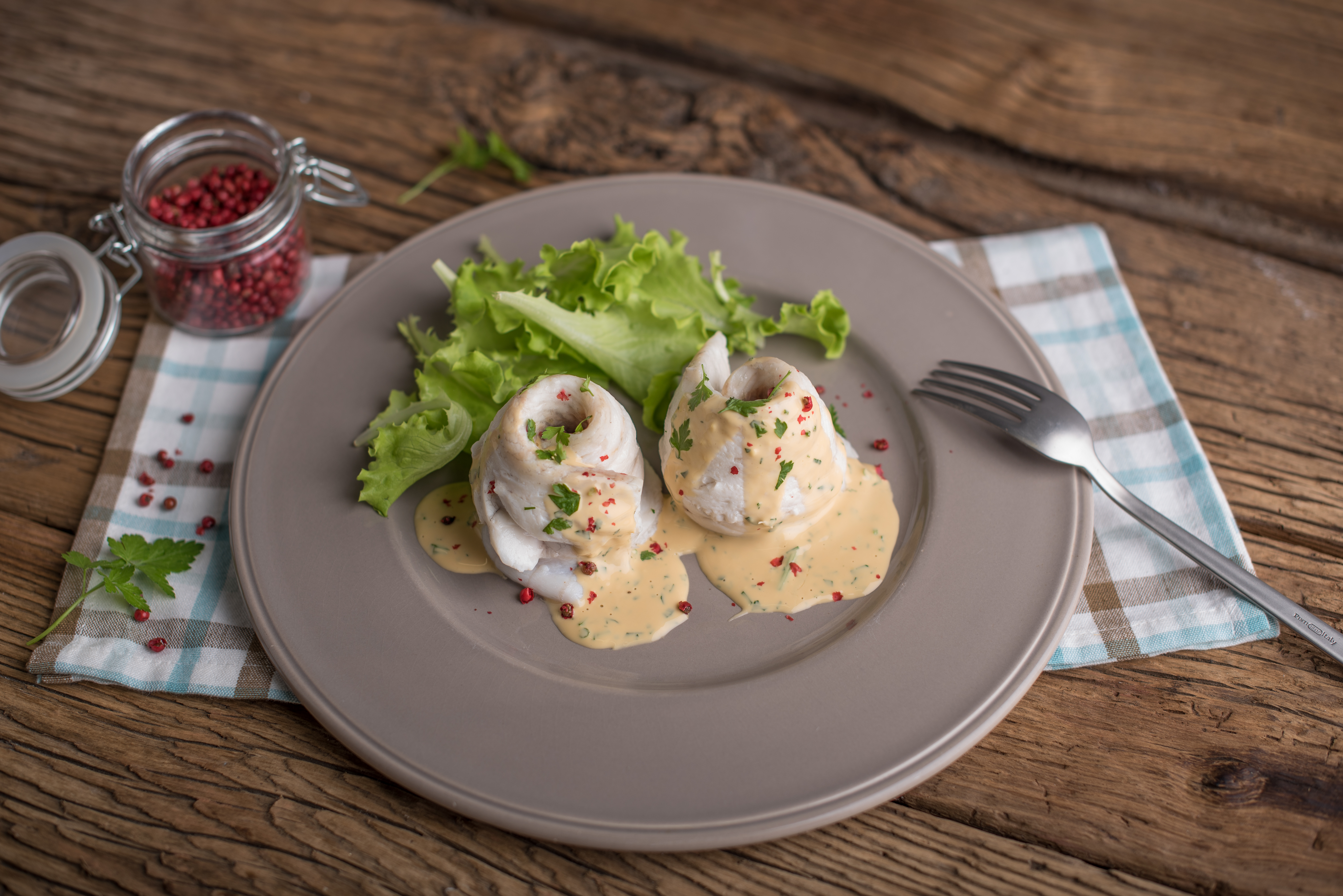 Rose di branzino con lattughino