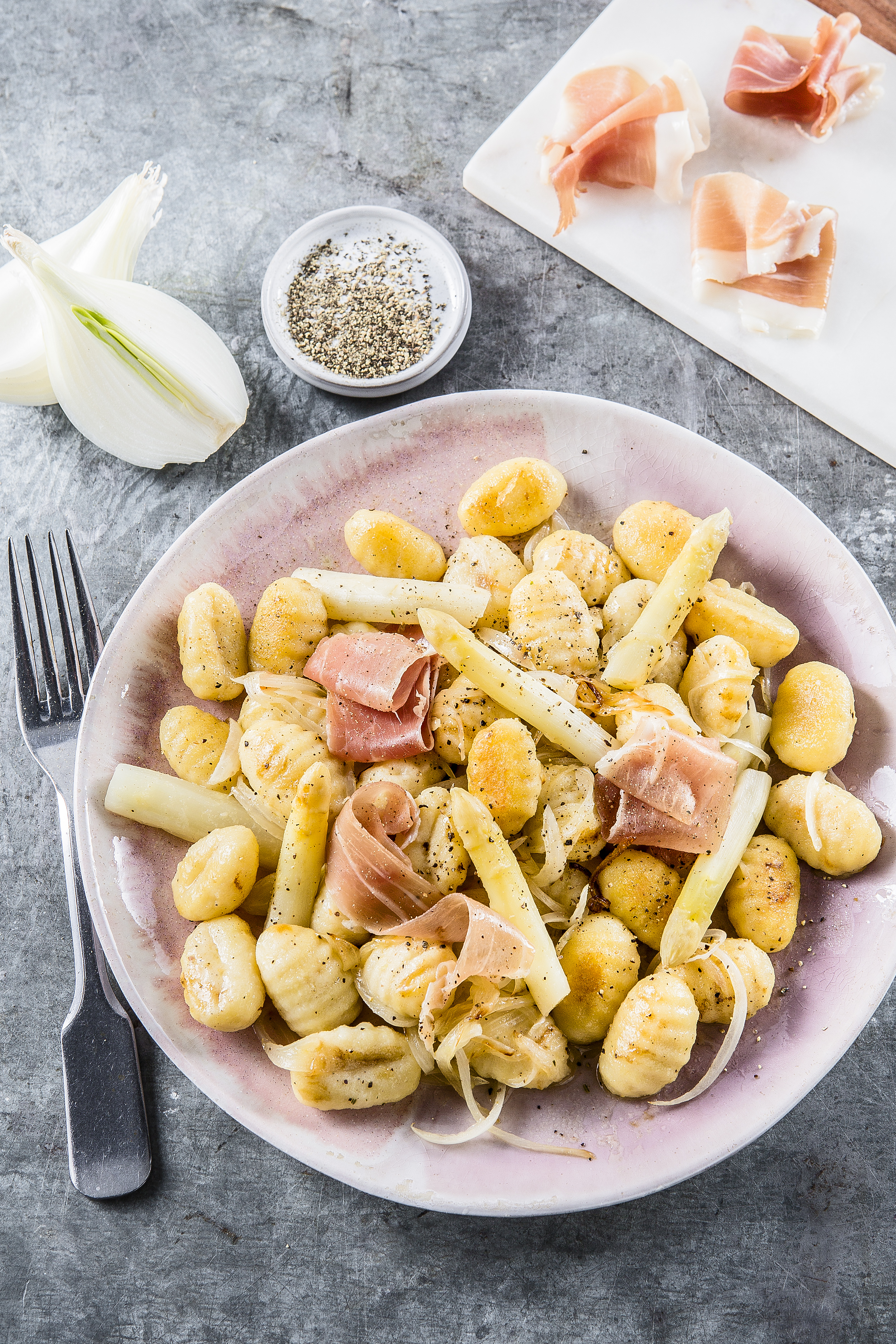 Gnocchi con asparagi bianchi