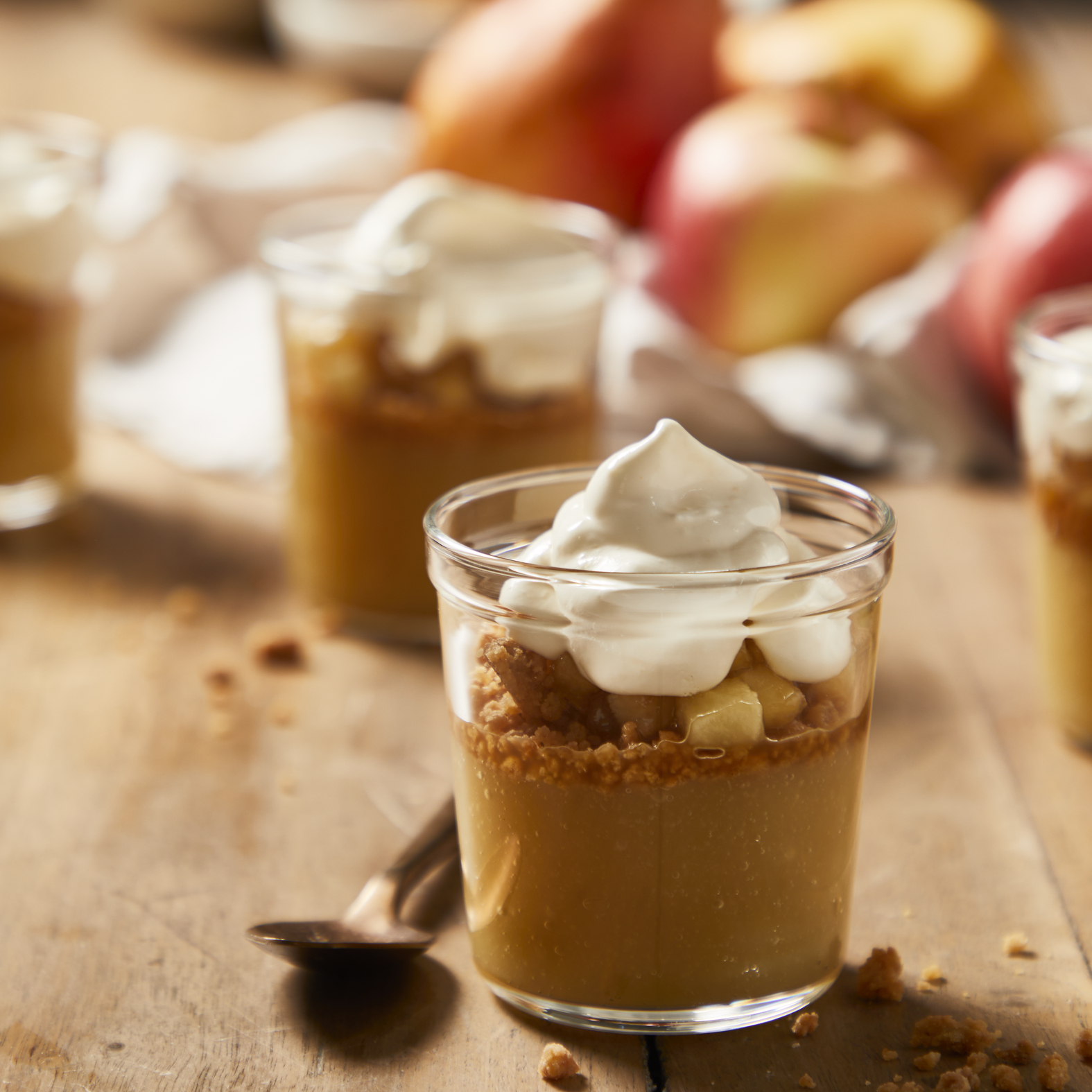Apfel und Birnen Kompott mit Orangenblüten und Streusel Biskuit