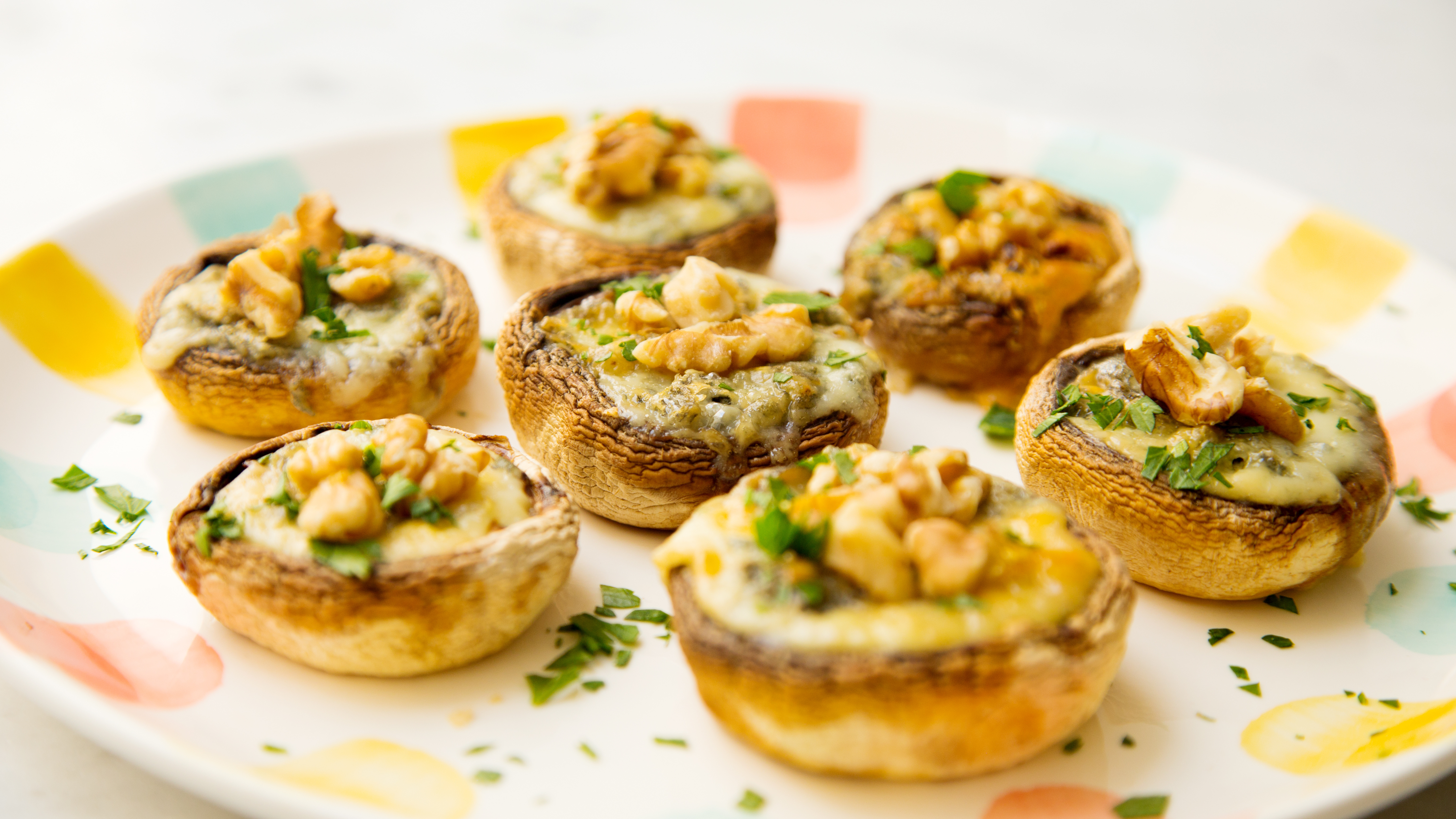 Champiñones rellenos de queso de cabra y nueces
