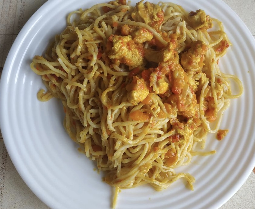 Noodles con pollo y curry