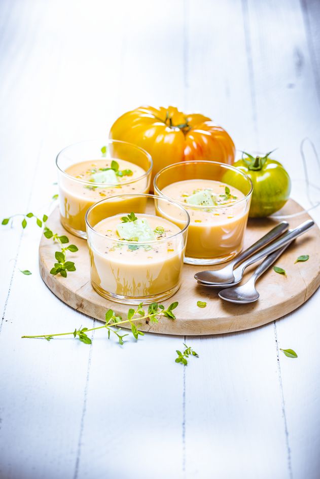 Gaspacho de tomate amarelo com cubos de gelo de tomate verde