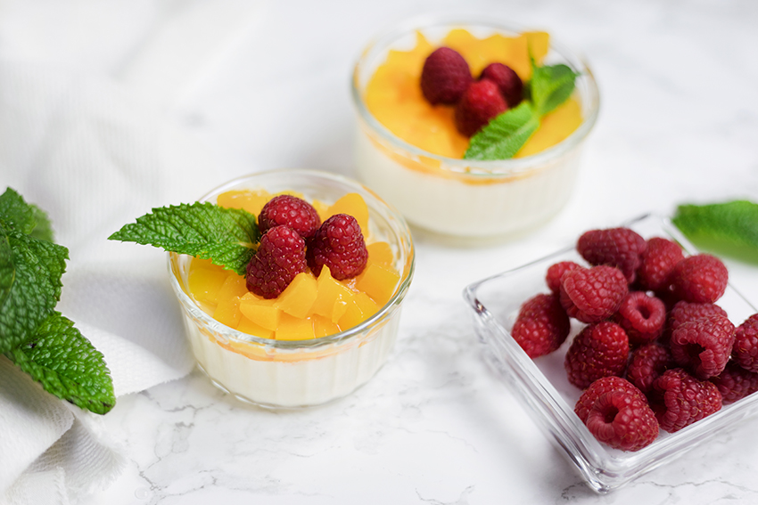 Panna cotta de melocotón y frambuesas