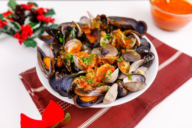 Almejas y mejillones en salsa de vino y tomate