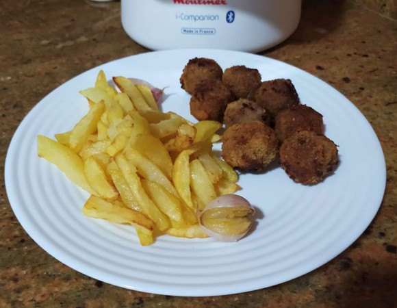 Albóndigas fritas con queso en polvo