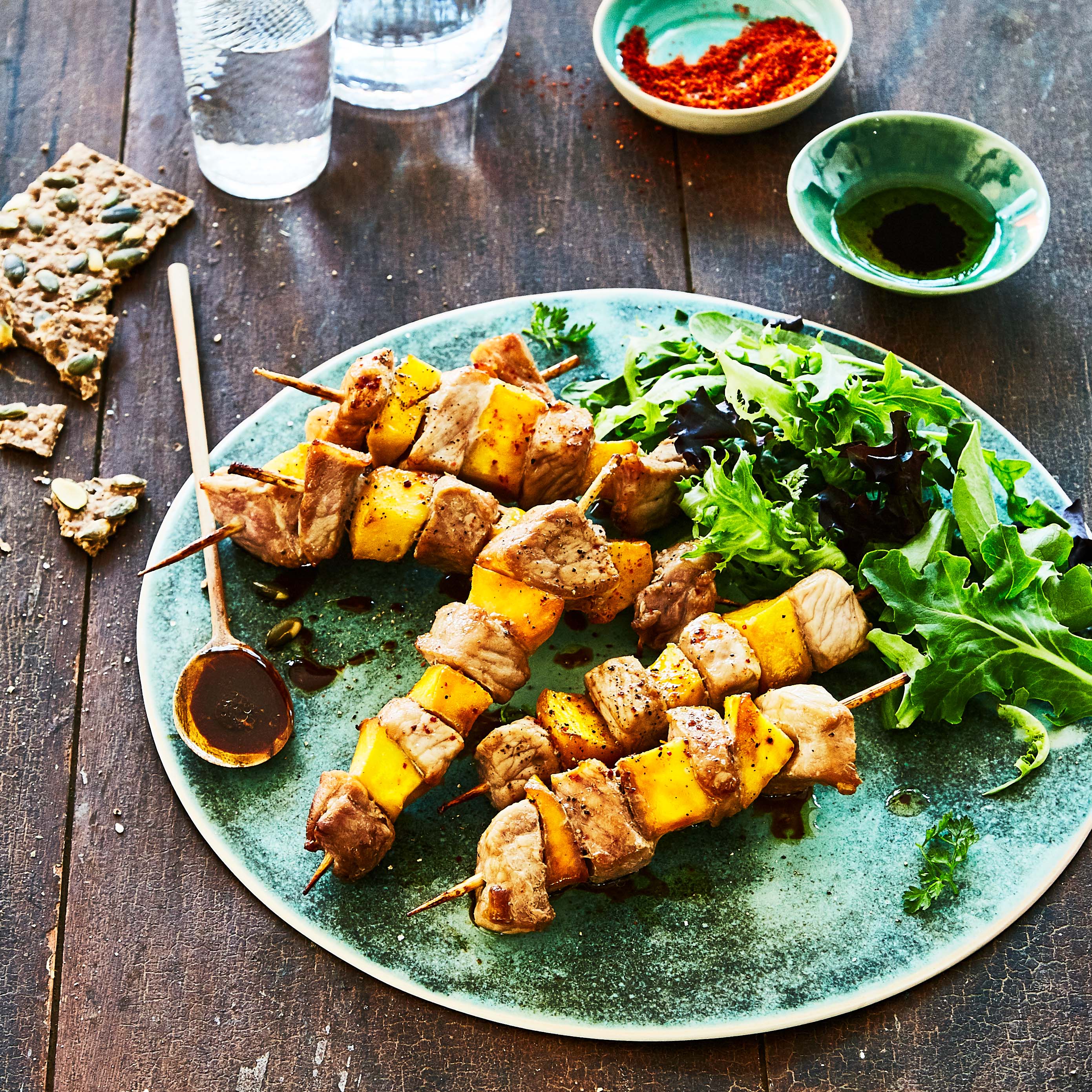 Kleine Schweinefleisch-Mango-Spieße