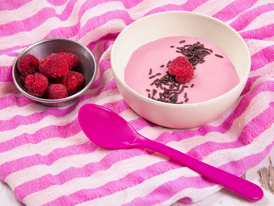 Compota de frutos del bosque con requesón y virutas de chocolate para bebé