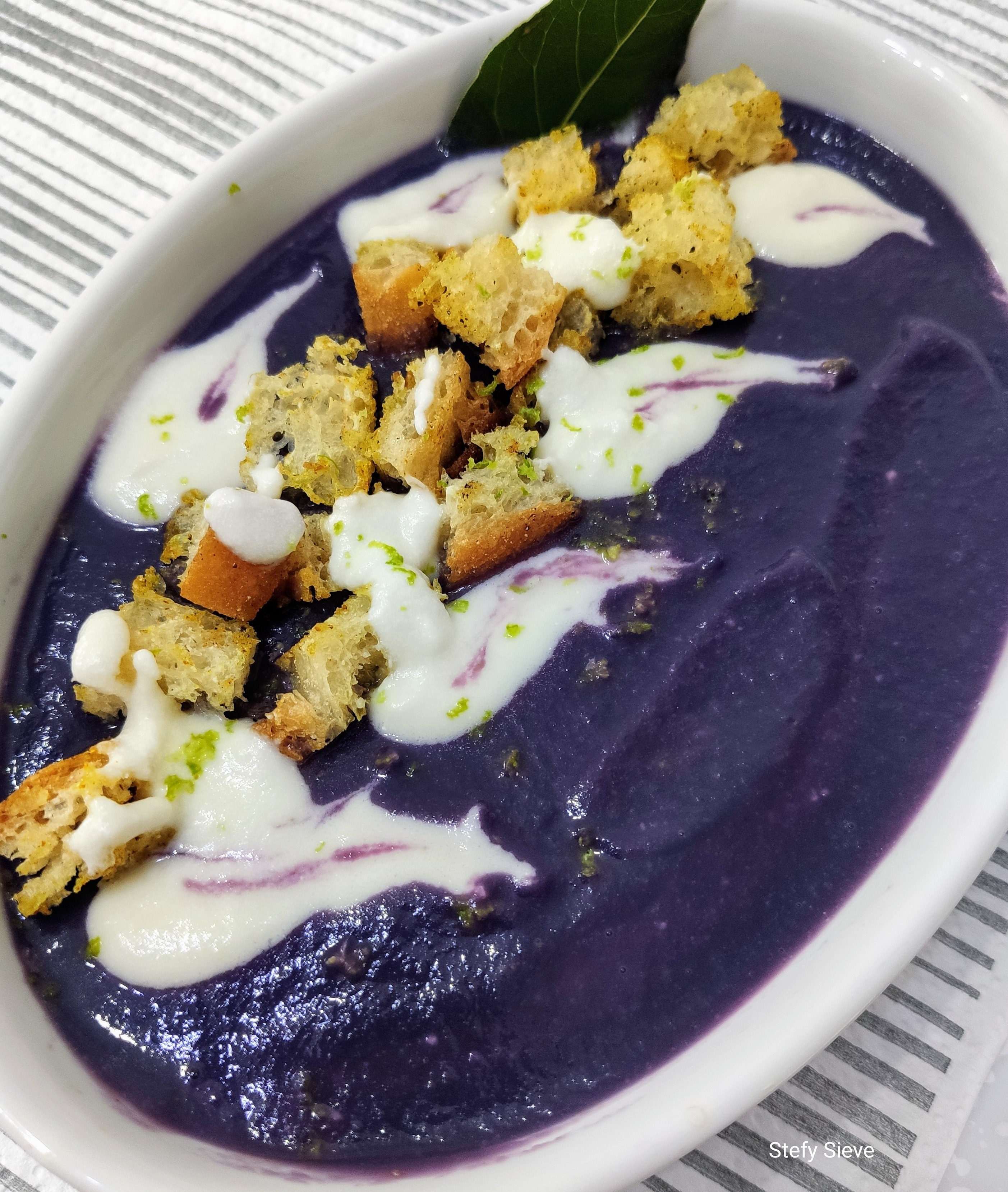 Vellutata di cavolo cappuccio viola con cubi di pane speziato
